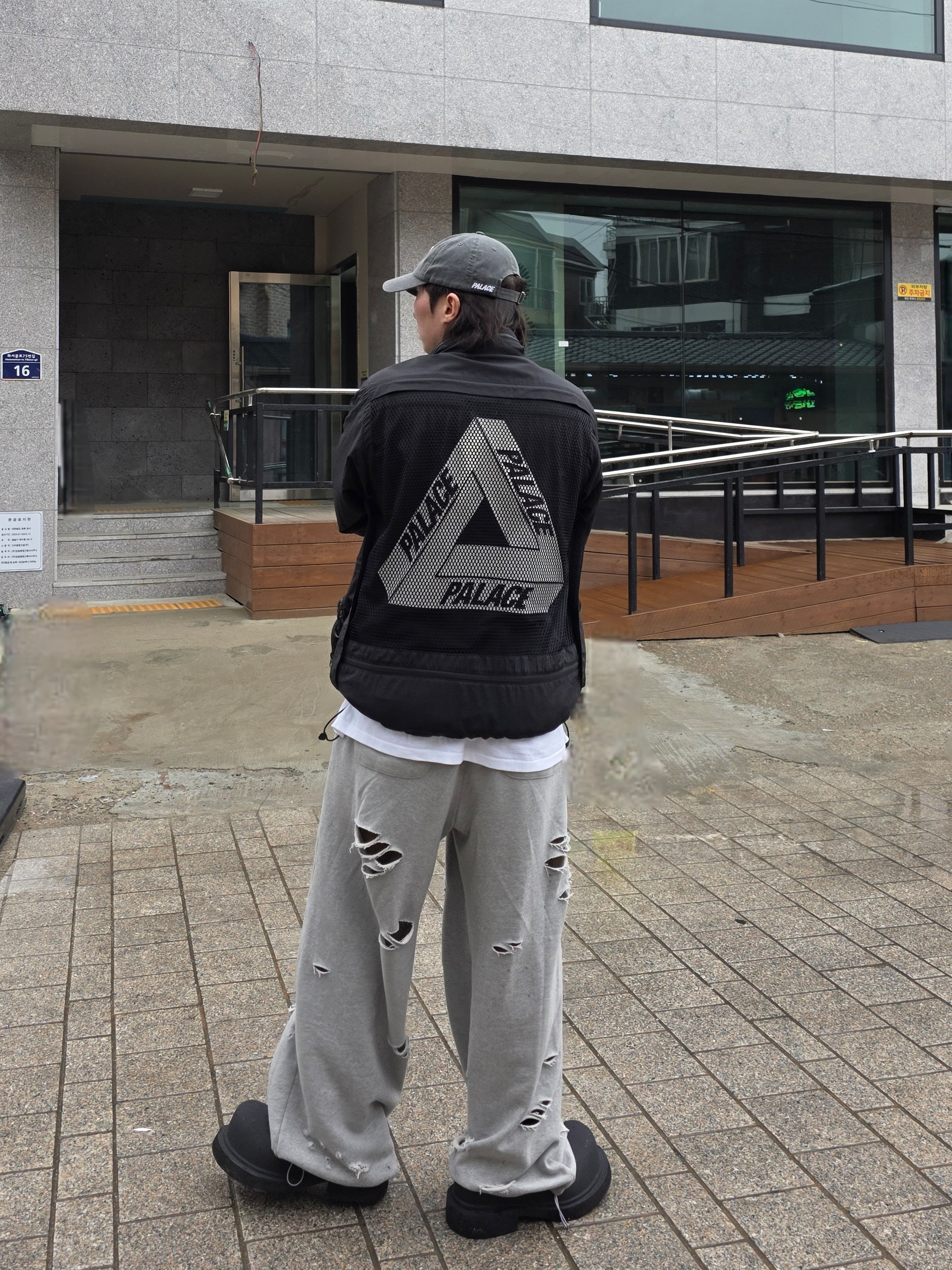 Palace Bare Storage Jacket Black - 20SS, Balenciaga Steroid Derby Black 착용 스타일 - 3