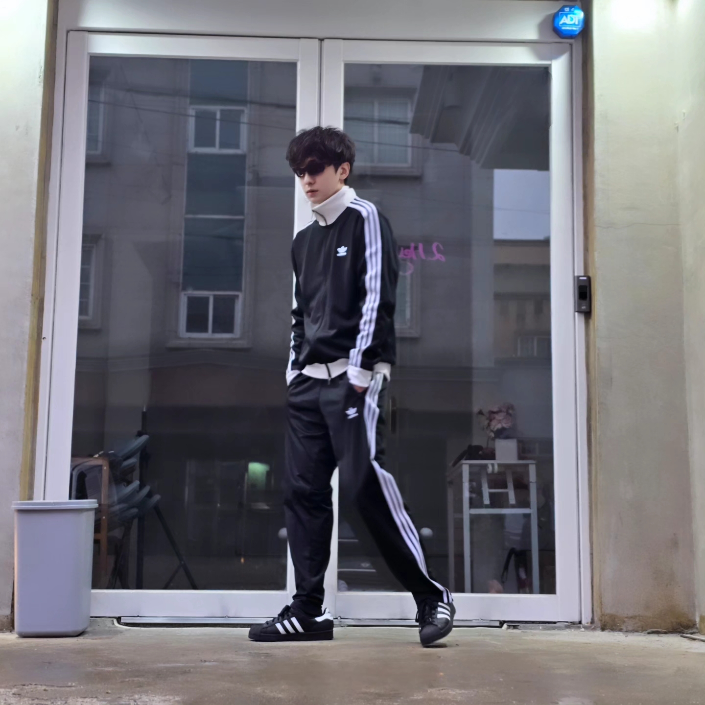 Adidas Adicolor Classics Firebird Track Pants Black - KR Sizing, Adidas Adicolor Classics Firebird Track Pants Black - US Sizing 착용 스타일 - 2