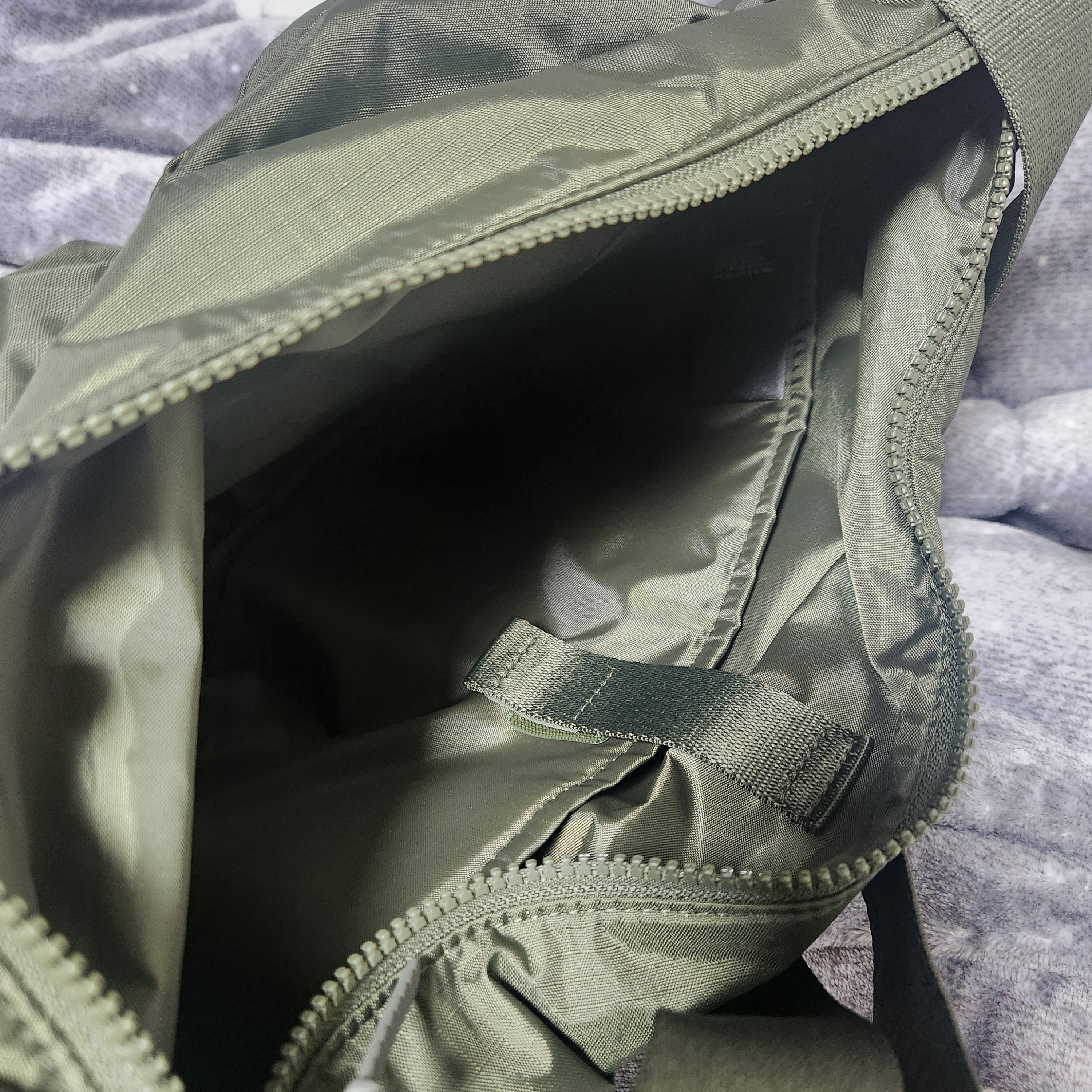 Uniqlo Multi Pocket Shoulder Bag Olive 착용 스타일 - 2