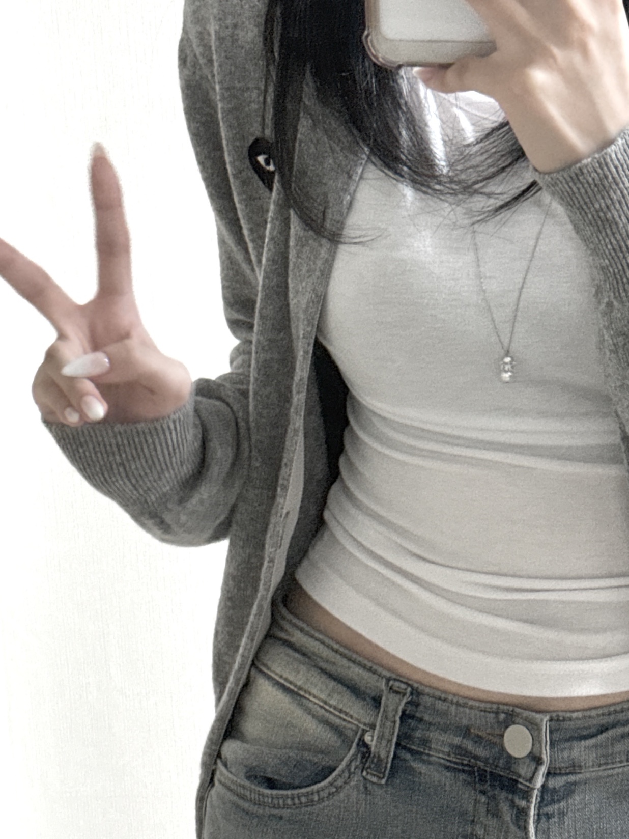 Play Comme des Garcons Black Heart Knit Cardigan Grey 착용 스타일