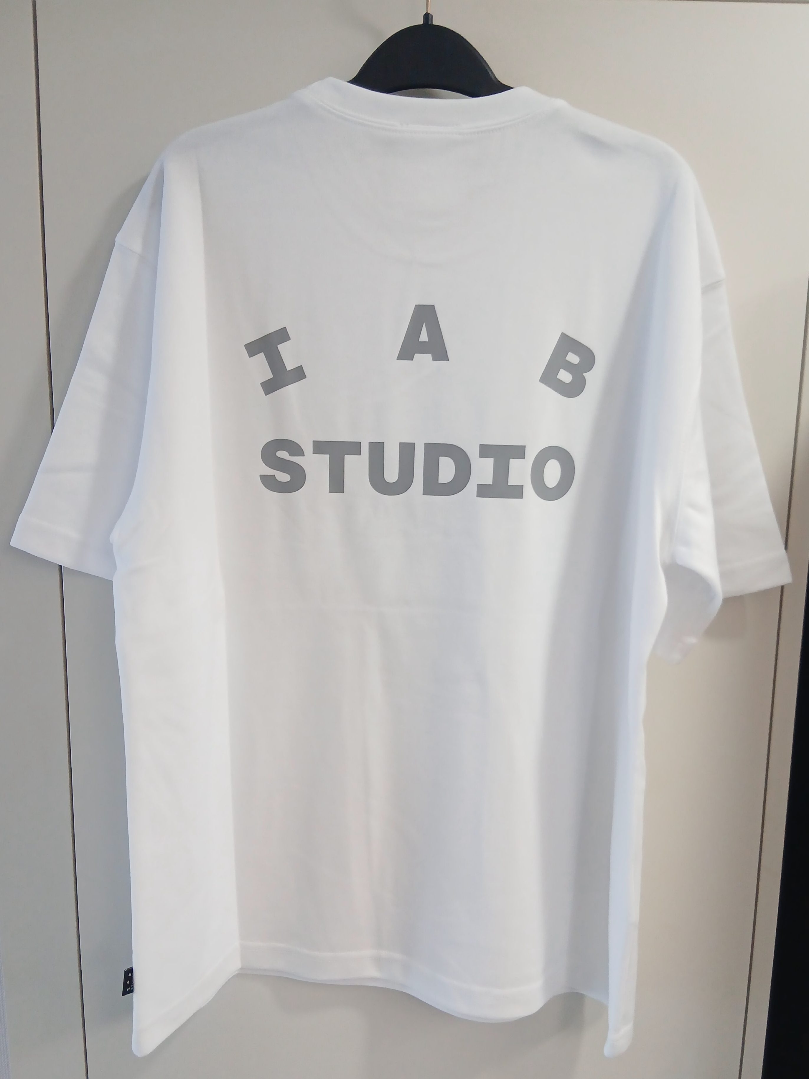 IAB Studio T-Shirt White Gray 착용 스타일 - 1