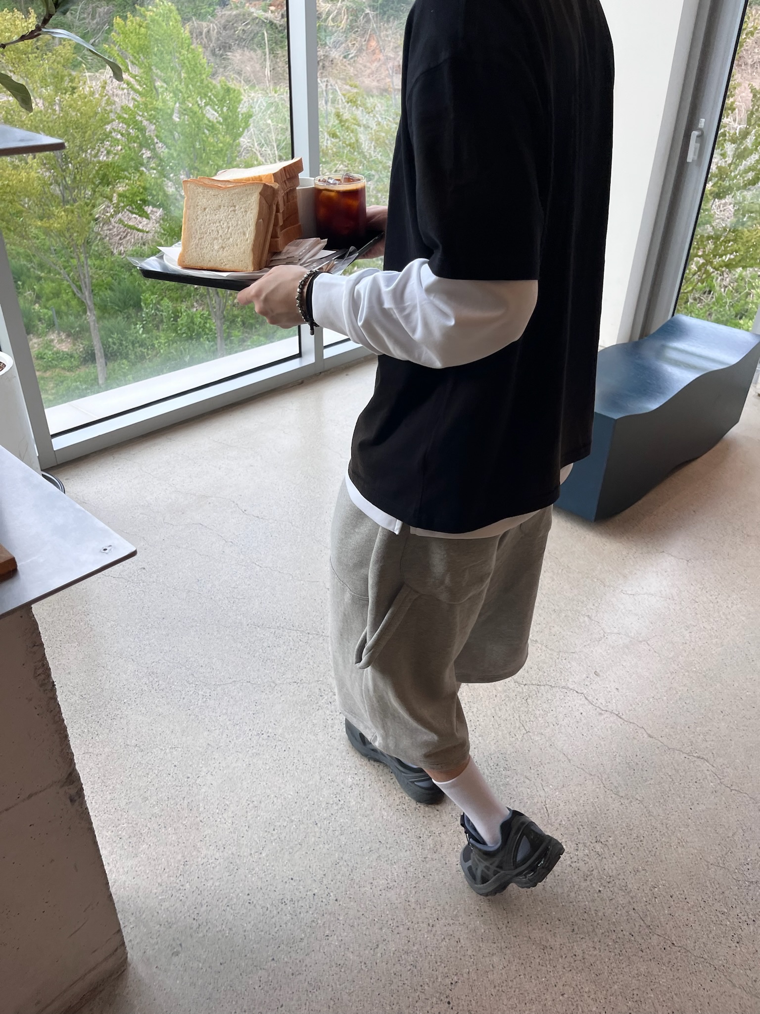 Zara x Andersson Bell Graphic T-Shirt Black, Asics x Sansan Gear Gel-Terrain Phantom Moon Mist 착용 스타일 - 1