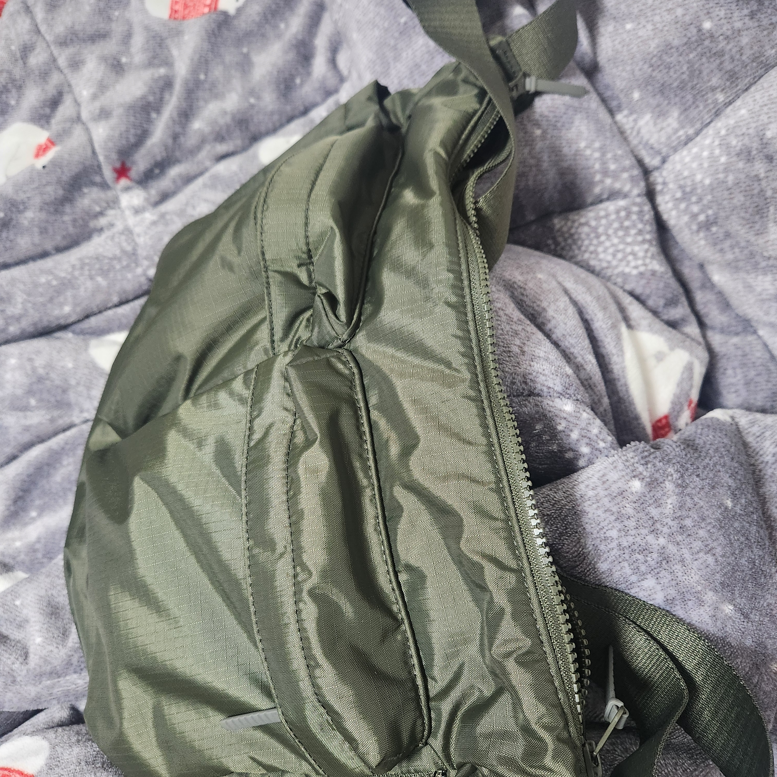 Uniqlo Multi Pocket Shoulder Bag Olive 착용 스타일 - 3