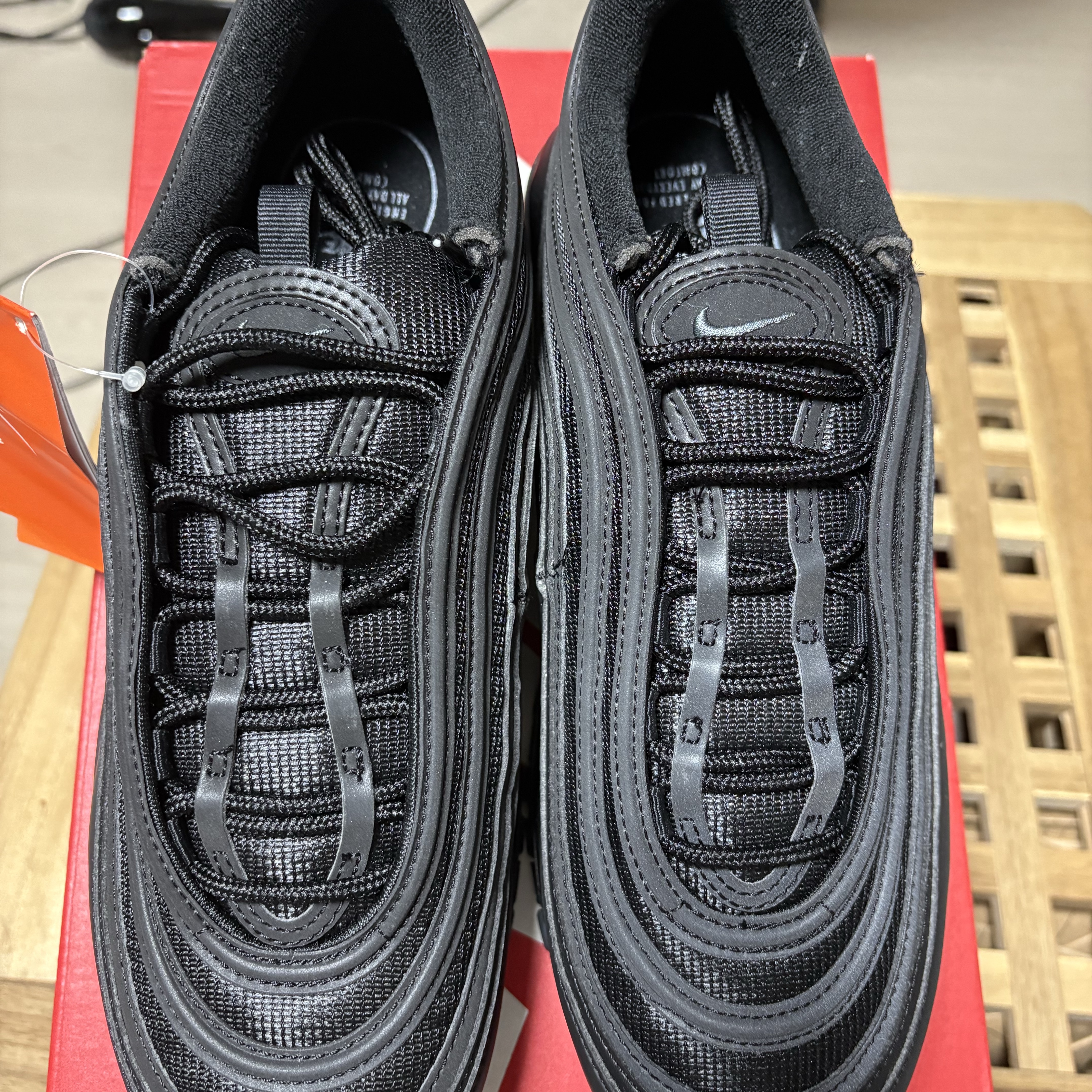 (W) Nike Air Max 97 Black Dark Grey 착용 스타일 - 4