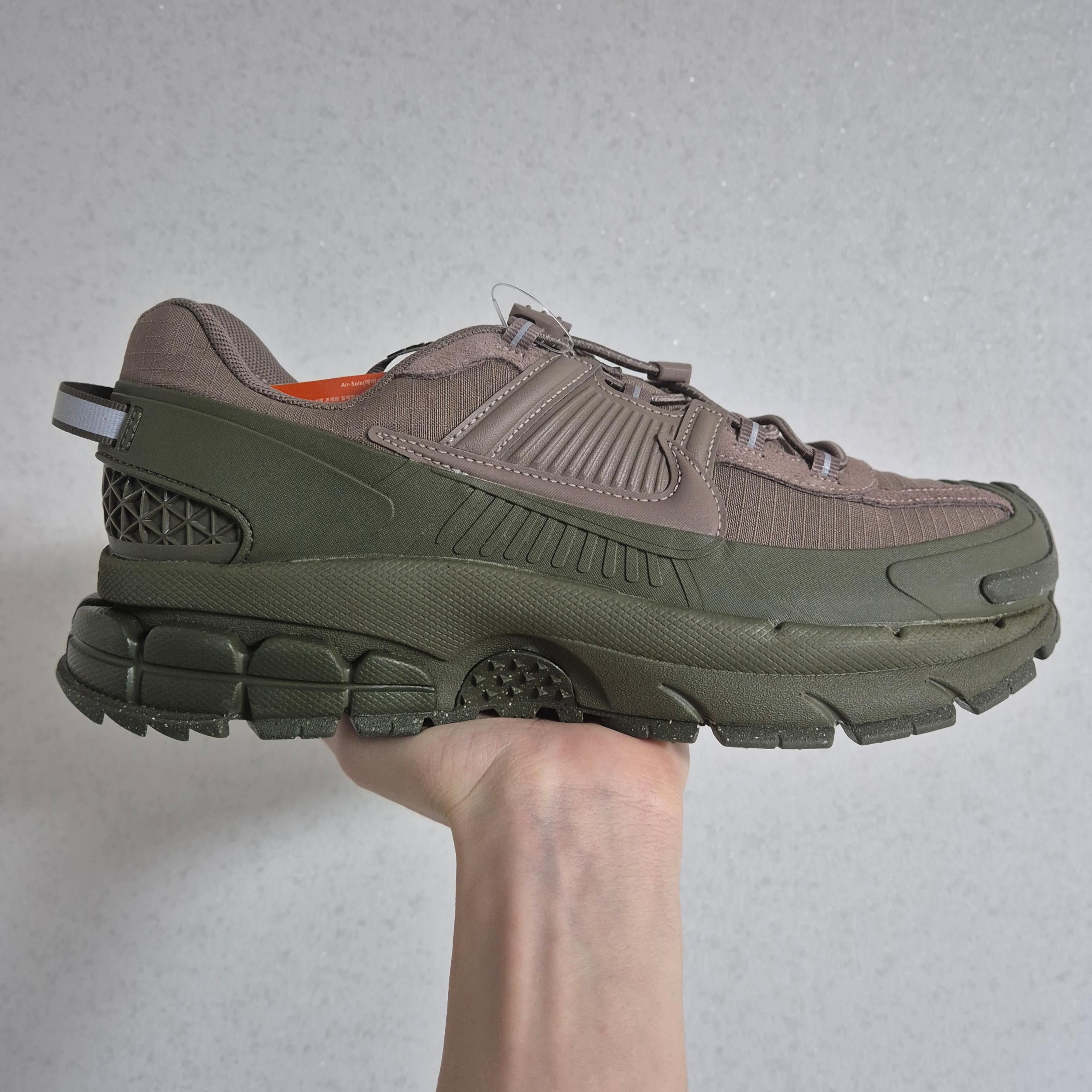 Nike Zoom Vomero Roam Mink Brown Medium Olive 착용 스타일 - 1