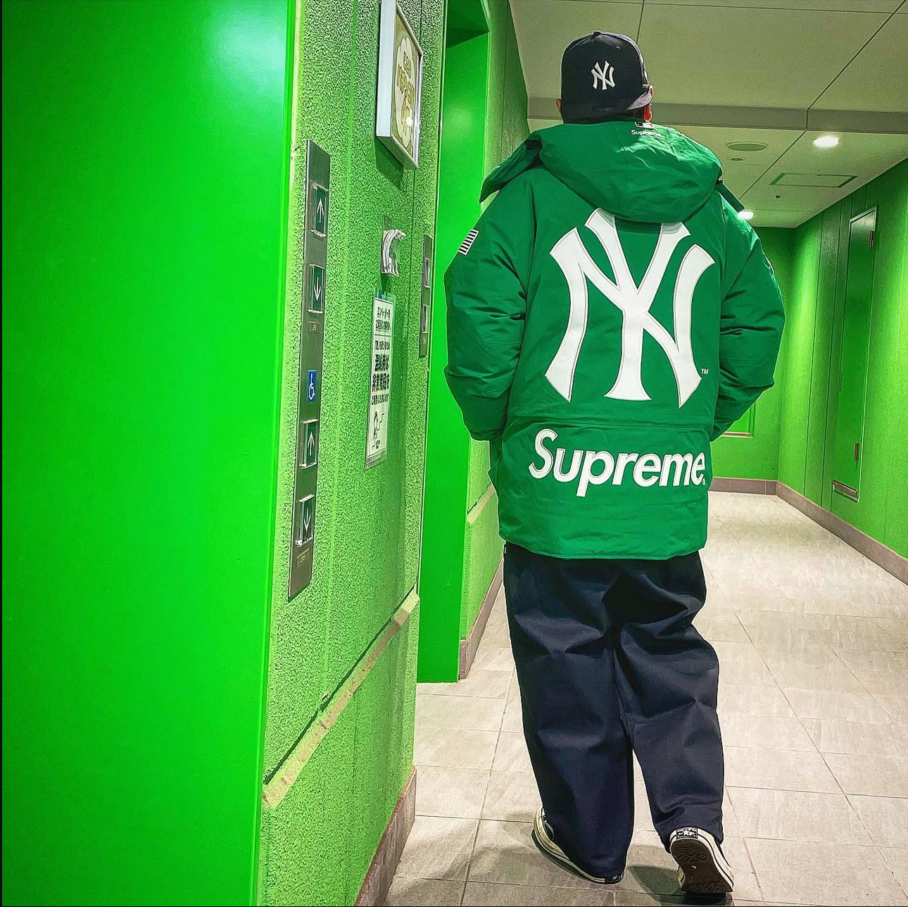 Supreme x New York Yankees Gore-Tex 700-Fill Down Jacket Navy - 21FW 착용 스타일 - 4