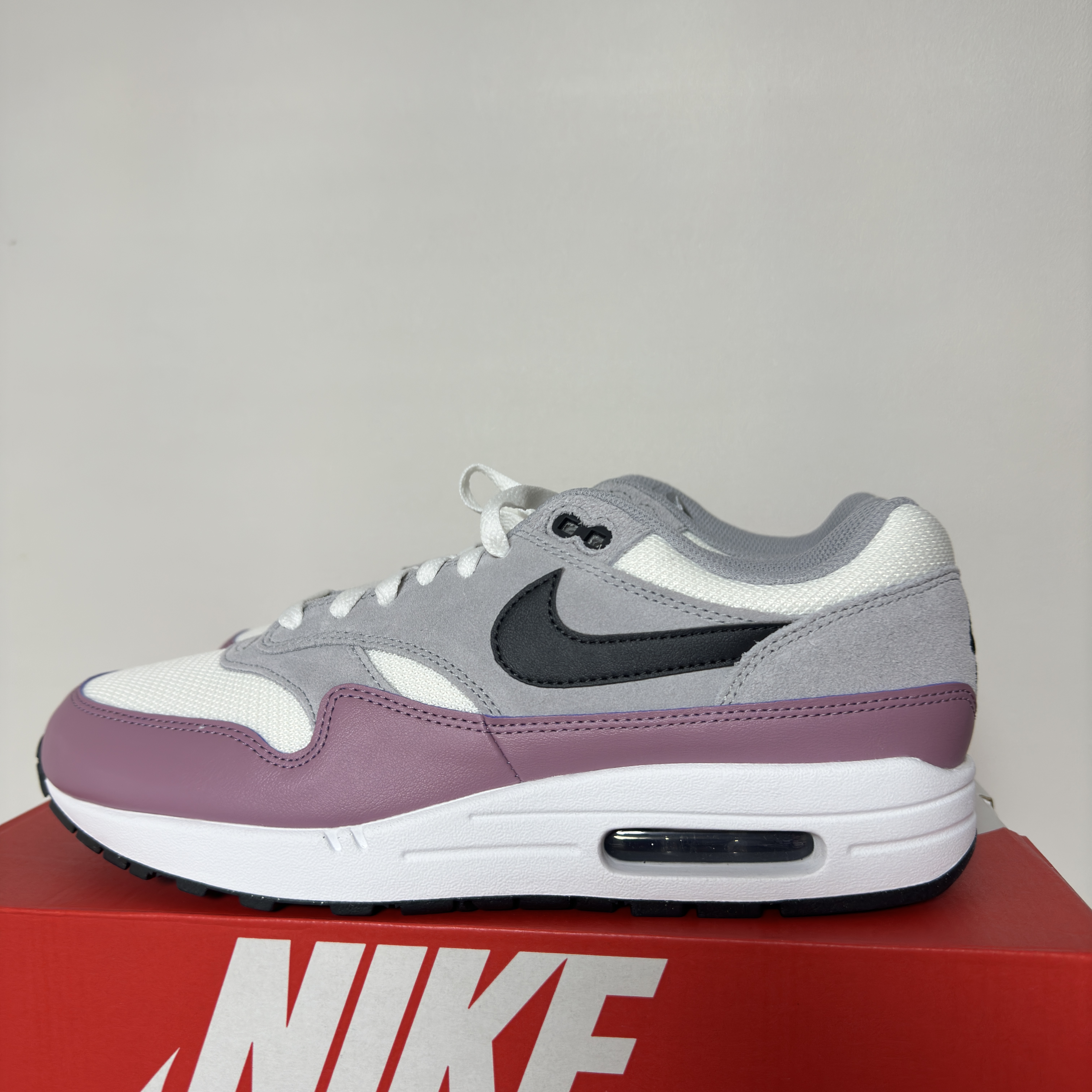 Nike Air Max 1 Essential Summit White Wolf Grey 착용 스타일