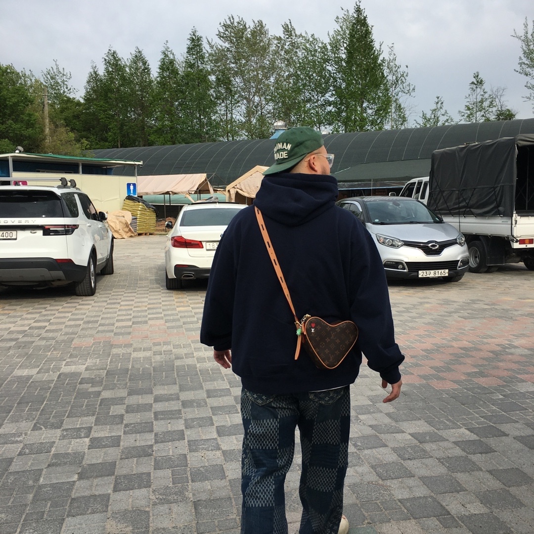 Louis Vuitton Sac Coeur Monogram, Supreme Small Box Hooded Sweatshirt Navy - 24FW 착용 스타일 - 2