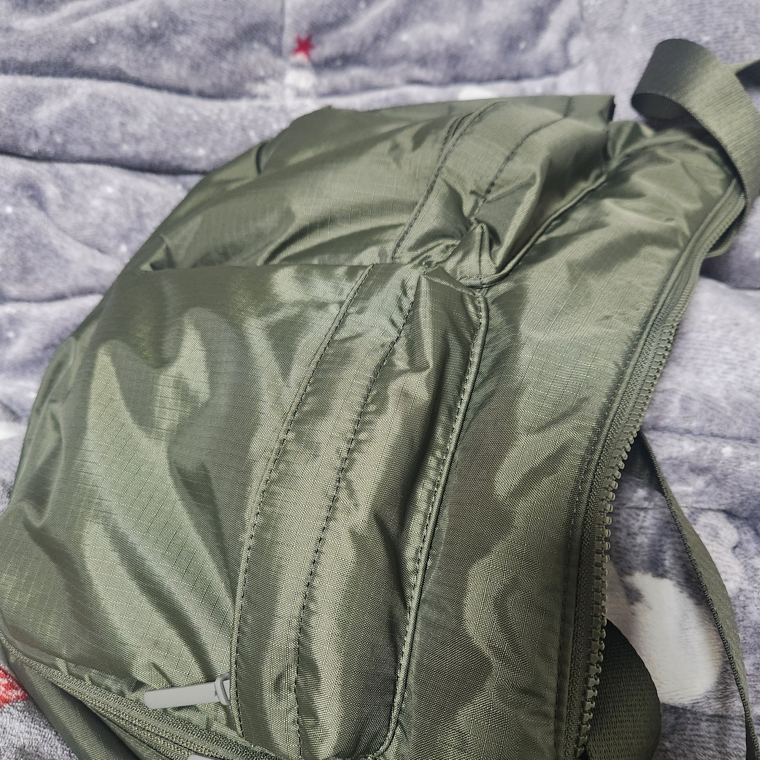 Uniqlo Multi Pocket Shoulder Bag Olive 착용 스타일 - 1