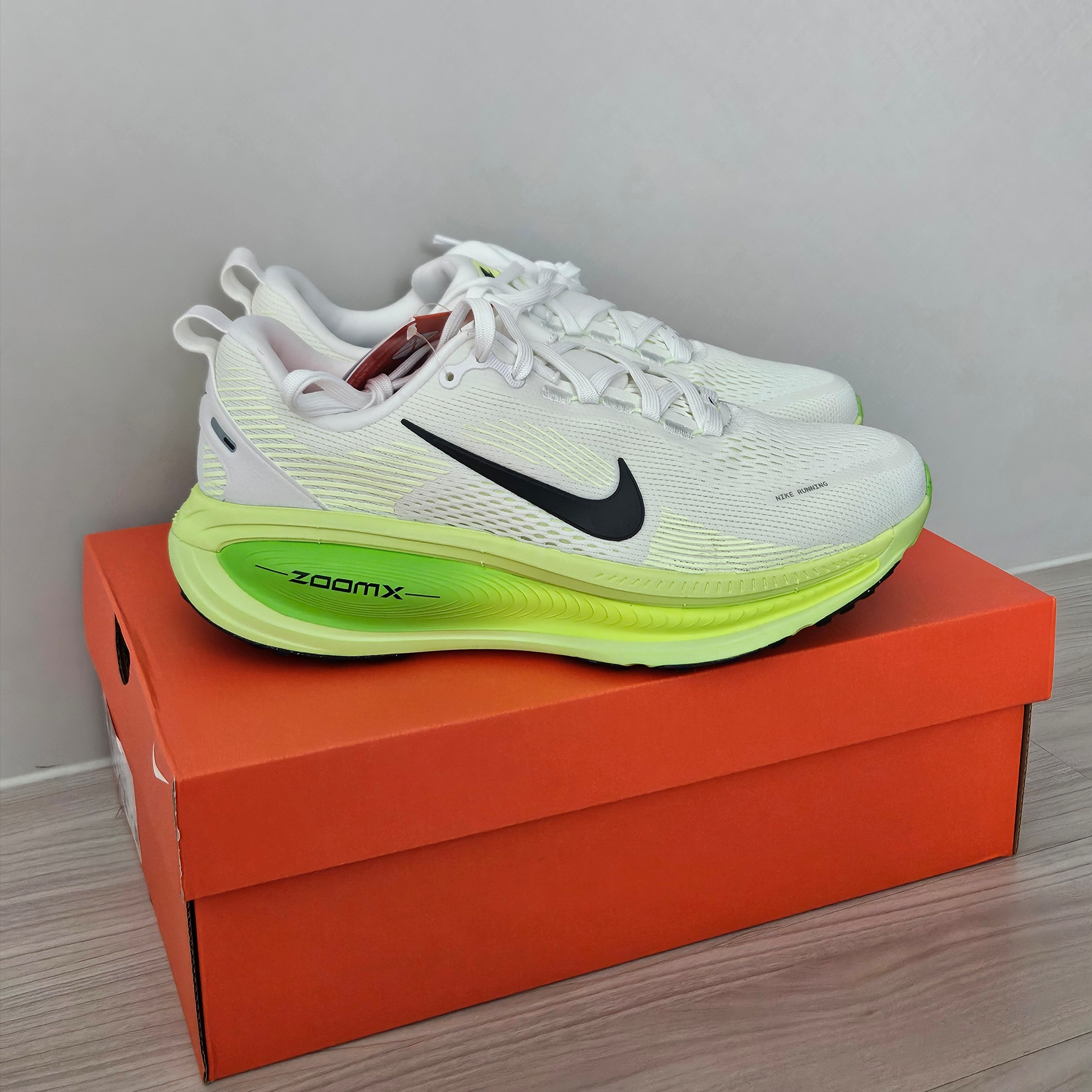 Nike Vomero 18 White Electric Green 착용 스타일