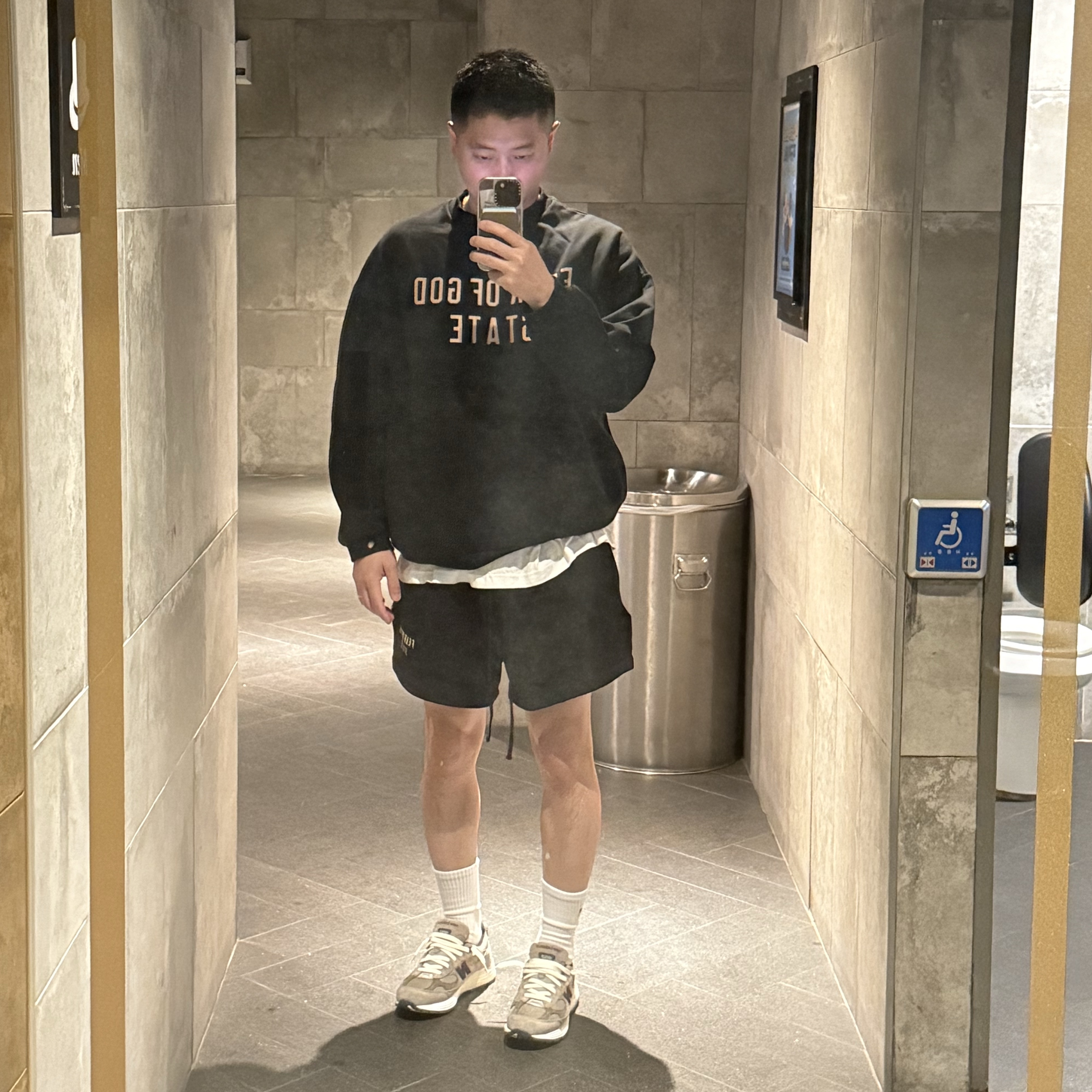 Essentials Fleece Soccer Short Black - 24FW, Essentials Fleece State Crewneck Black - 24FW 착용 스타일