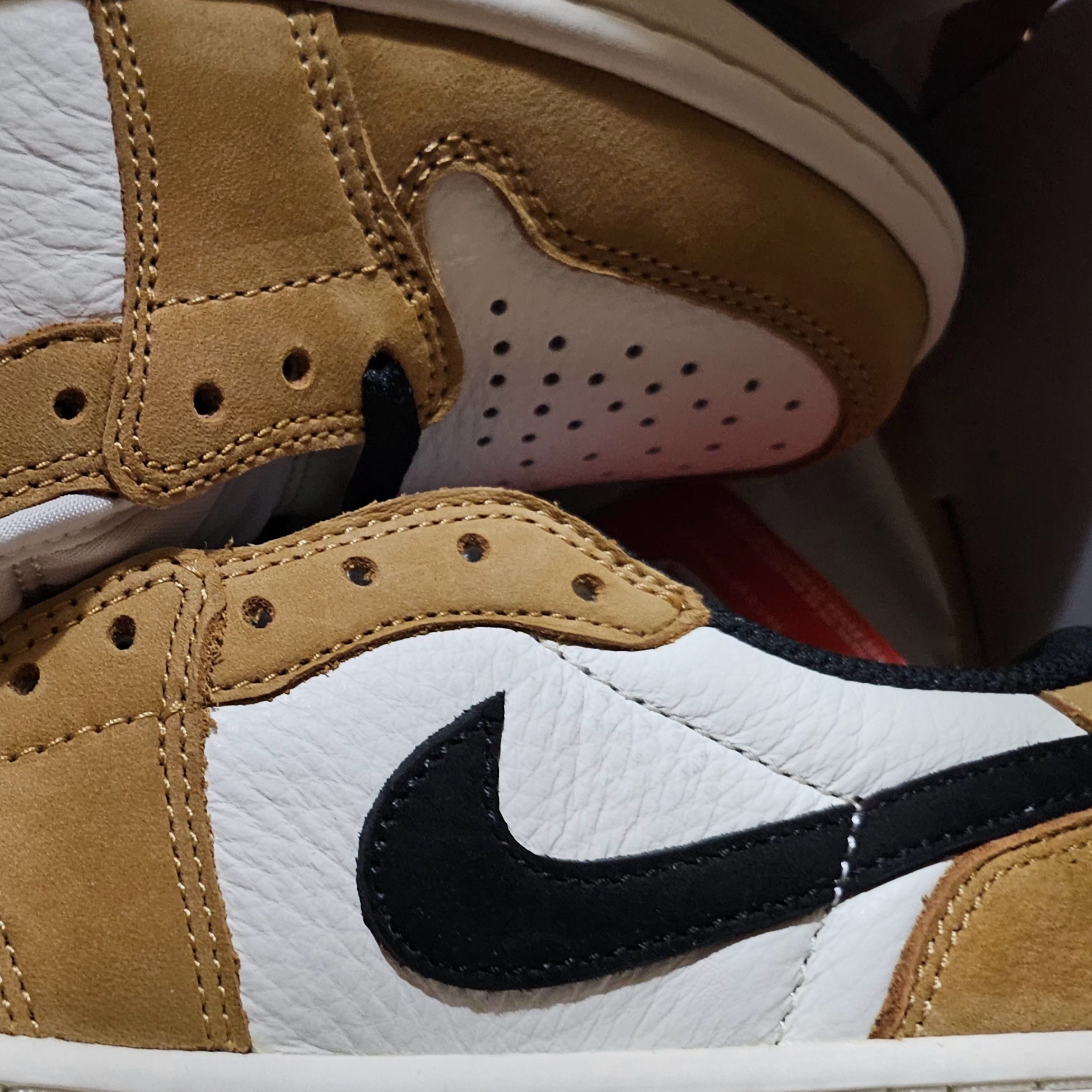 Jordan 1 Low OG Sail and Golden Harvest 착용 스타일