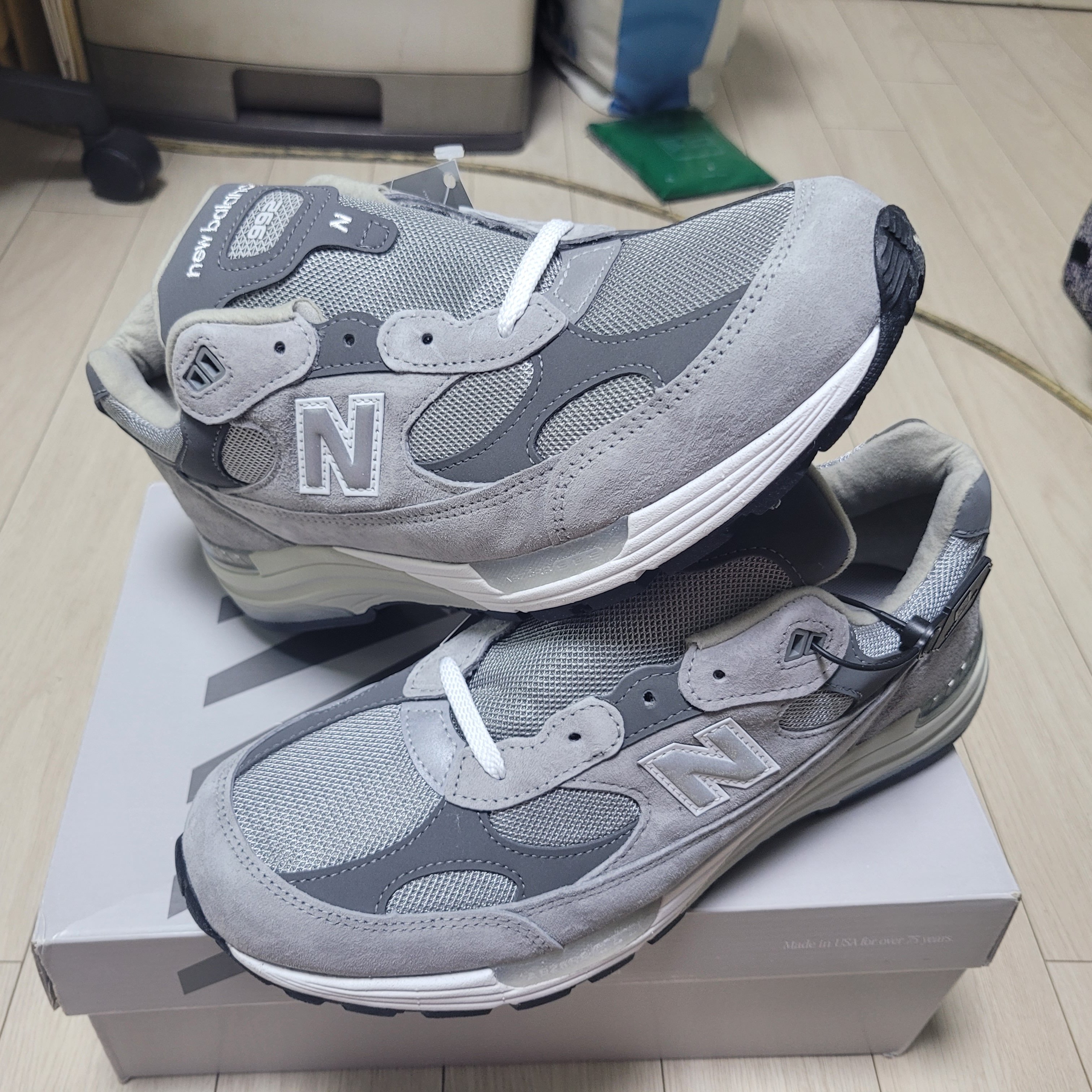 New Balance 992 Made in USA Core Grey Silver Metallic 착용 스타일 - 5