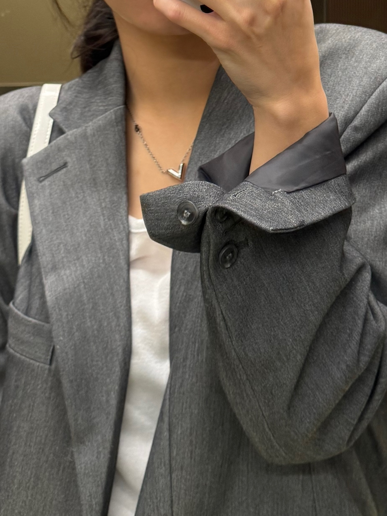 (W) Louis Vuitton Essential V Supple Necklace Palladium 착용 스타일 - 2