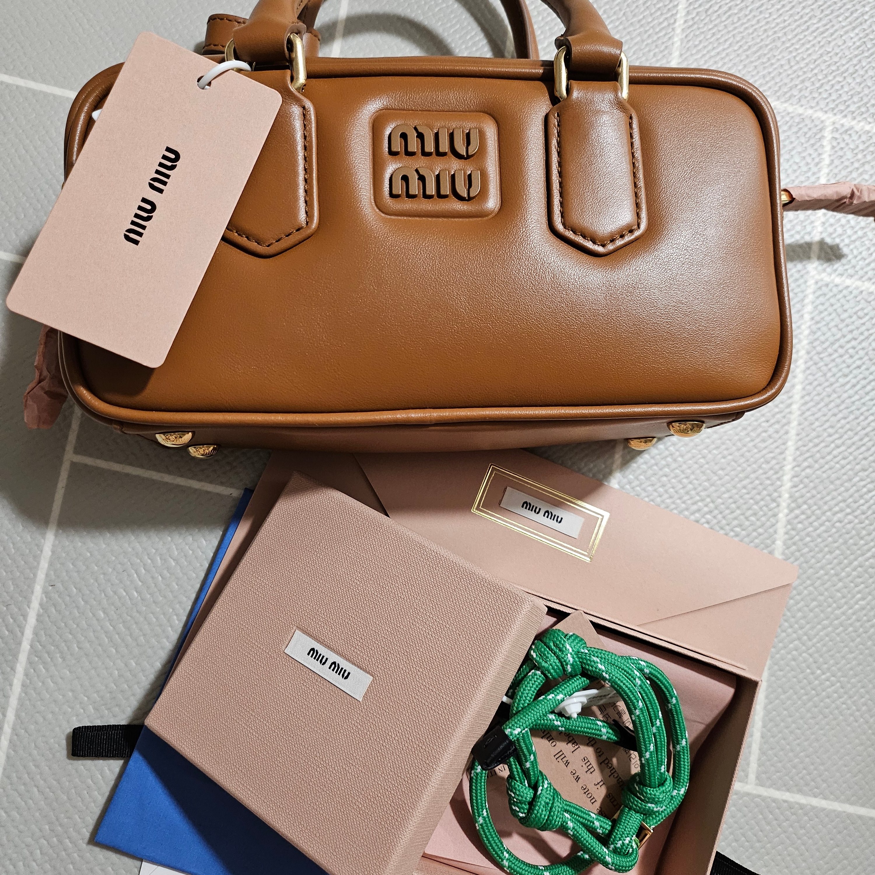 Miu Miu Arcadie Leather Bag Cognac 착용 스타일