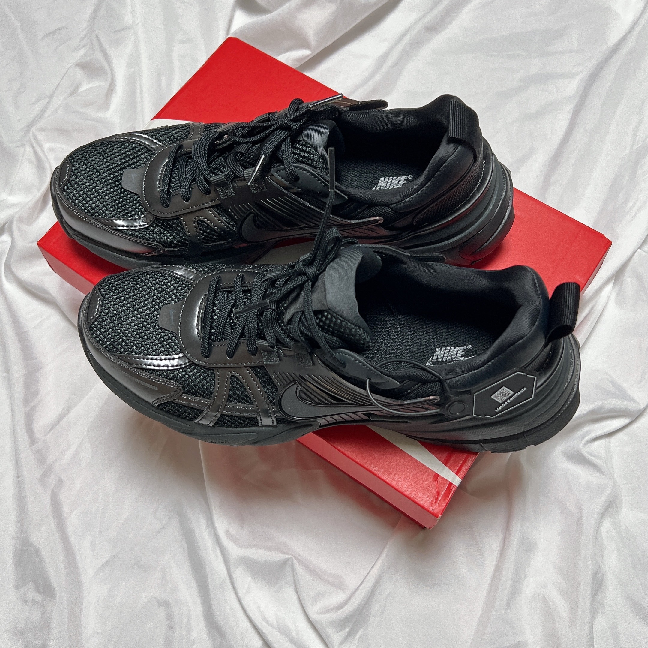 Nike V2K Run Black Anthracite 착용 스타일 - 1