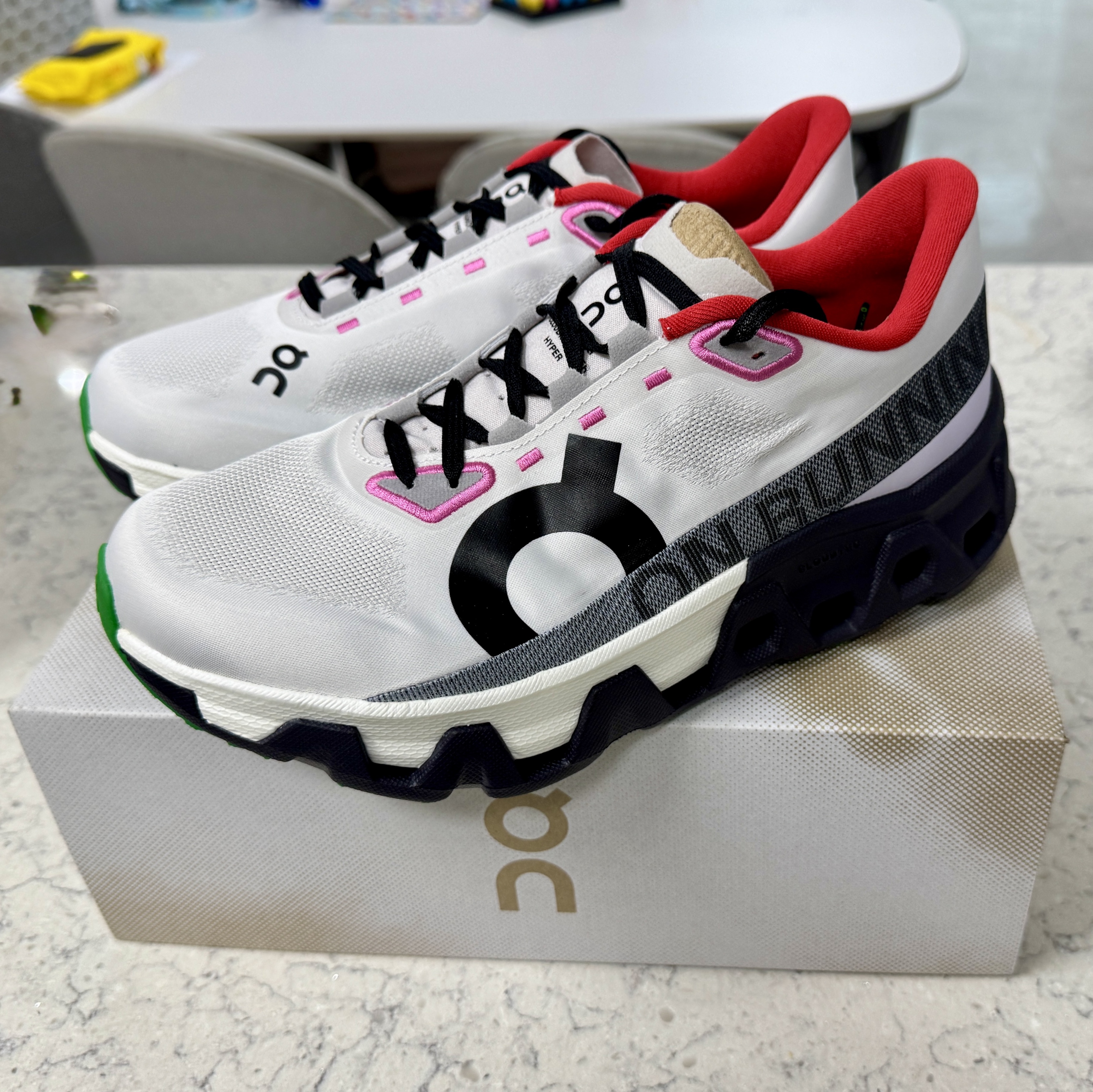 On Running Cloudmonster Hyper Silver Iron 착용 스타일