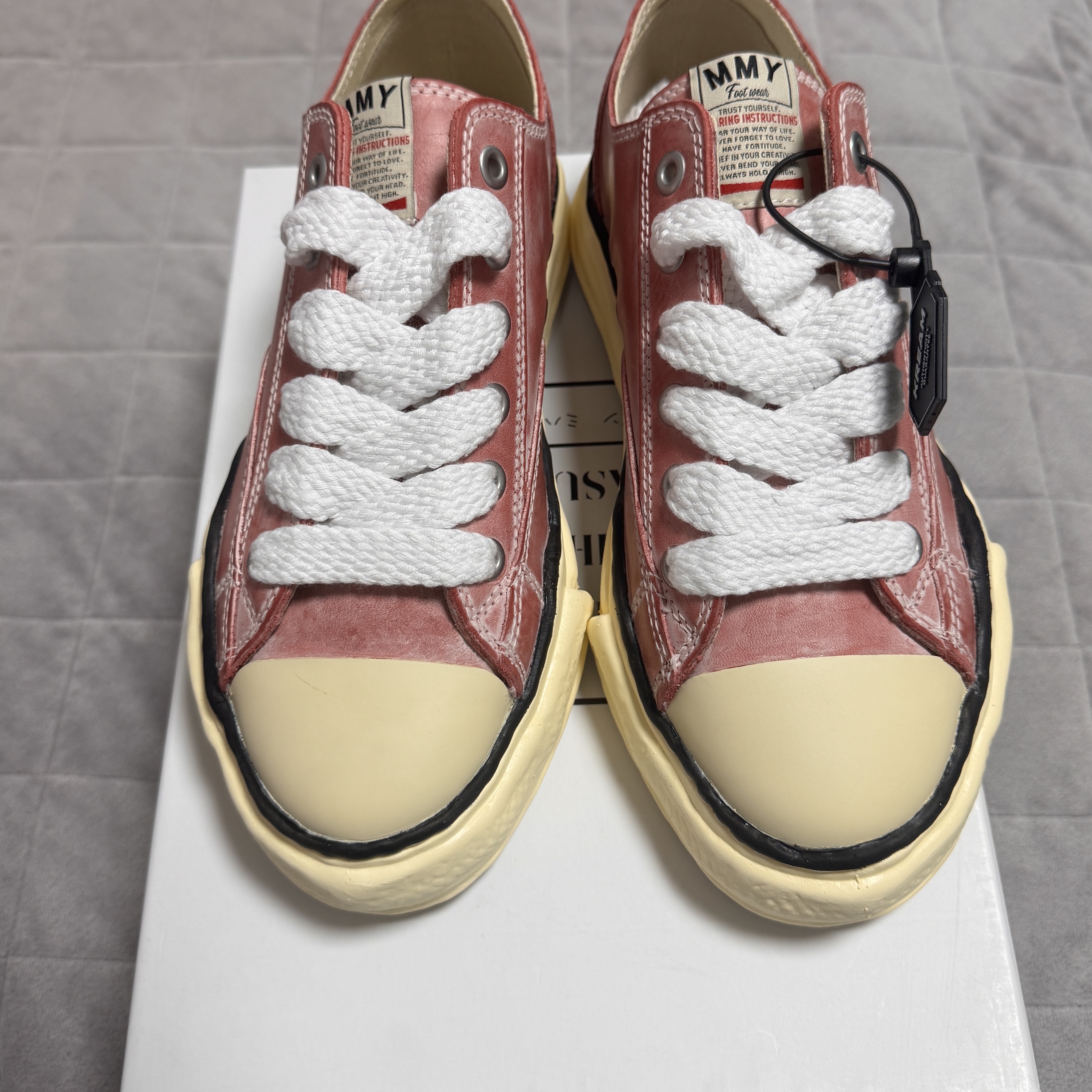 Maison Mihara Yasuhiro Peterson OG Sole Paraffin Leather Low-top Sneakers Red 착용 스타일 - 1