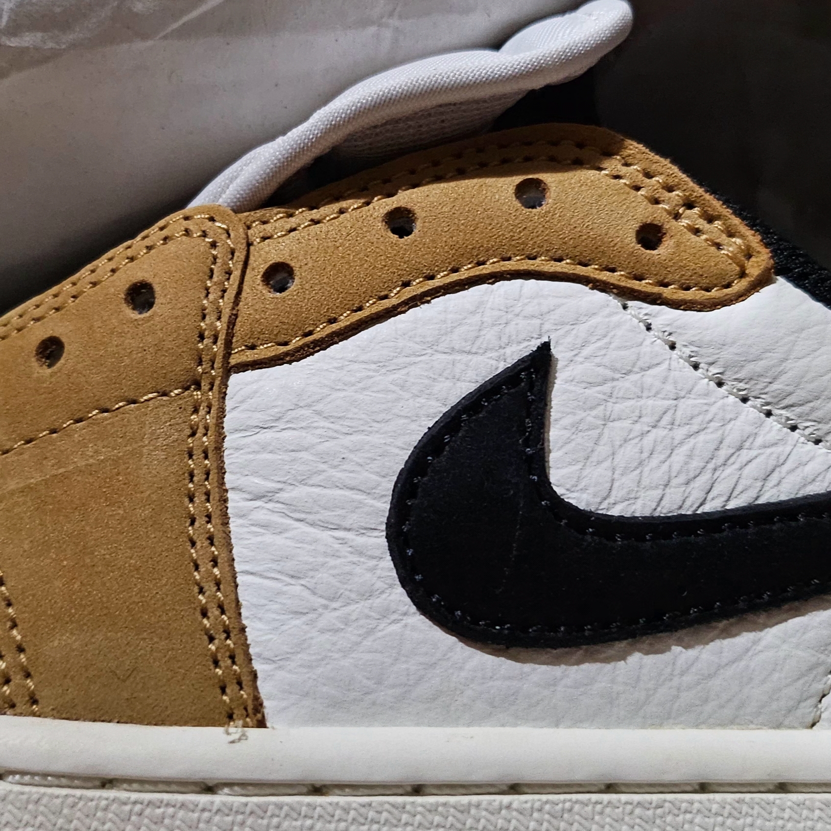 Jordan 1 Low OG Sail and Golden Harvest 착용 스타일