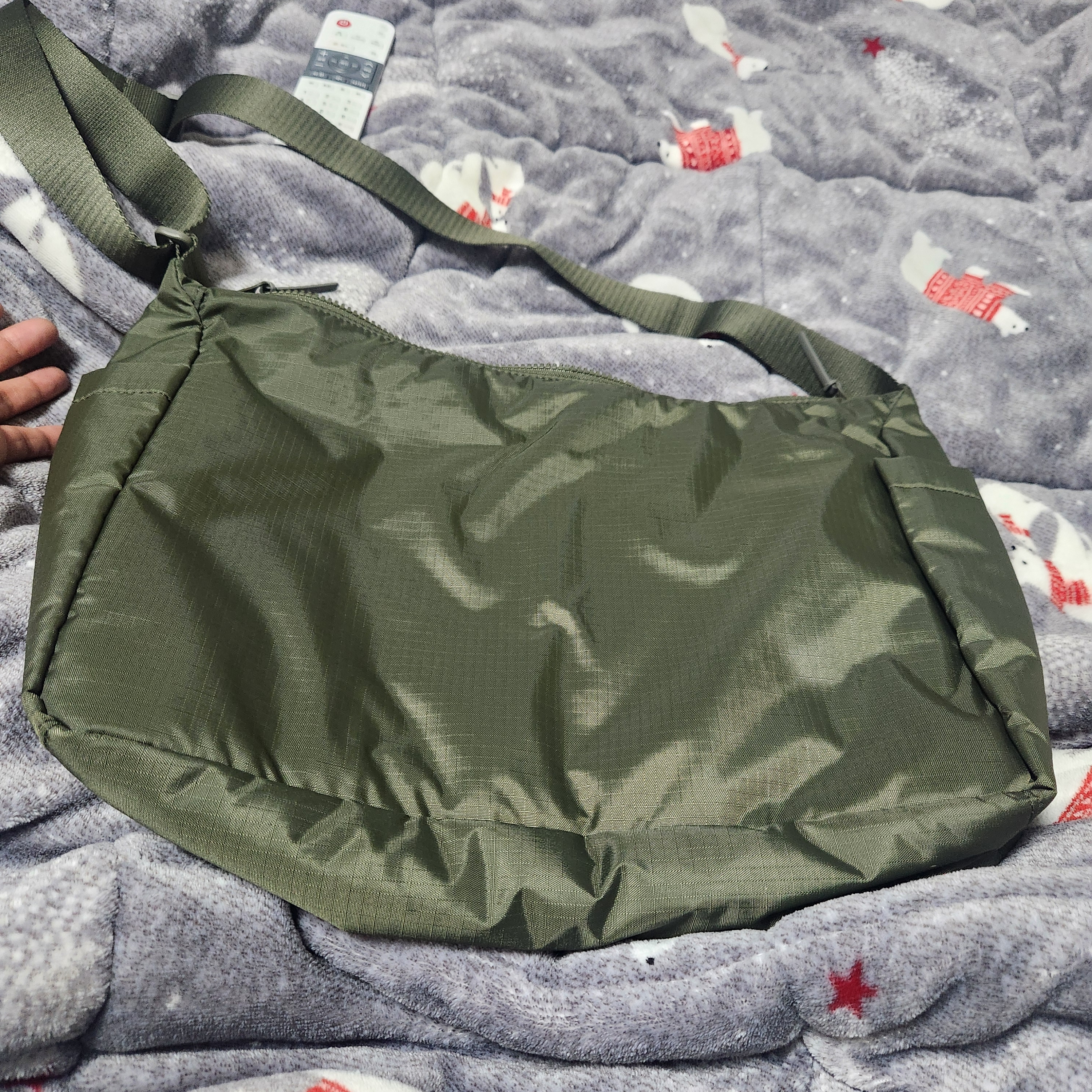 Uniqlo Multi Pocket Shoulder Bag Olive 착용 스타일 - 4