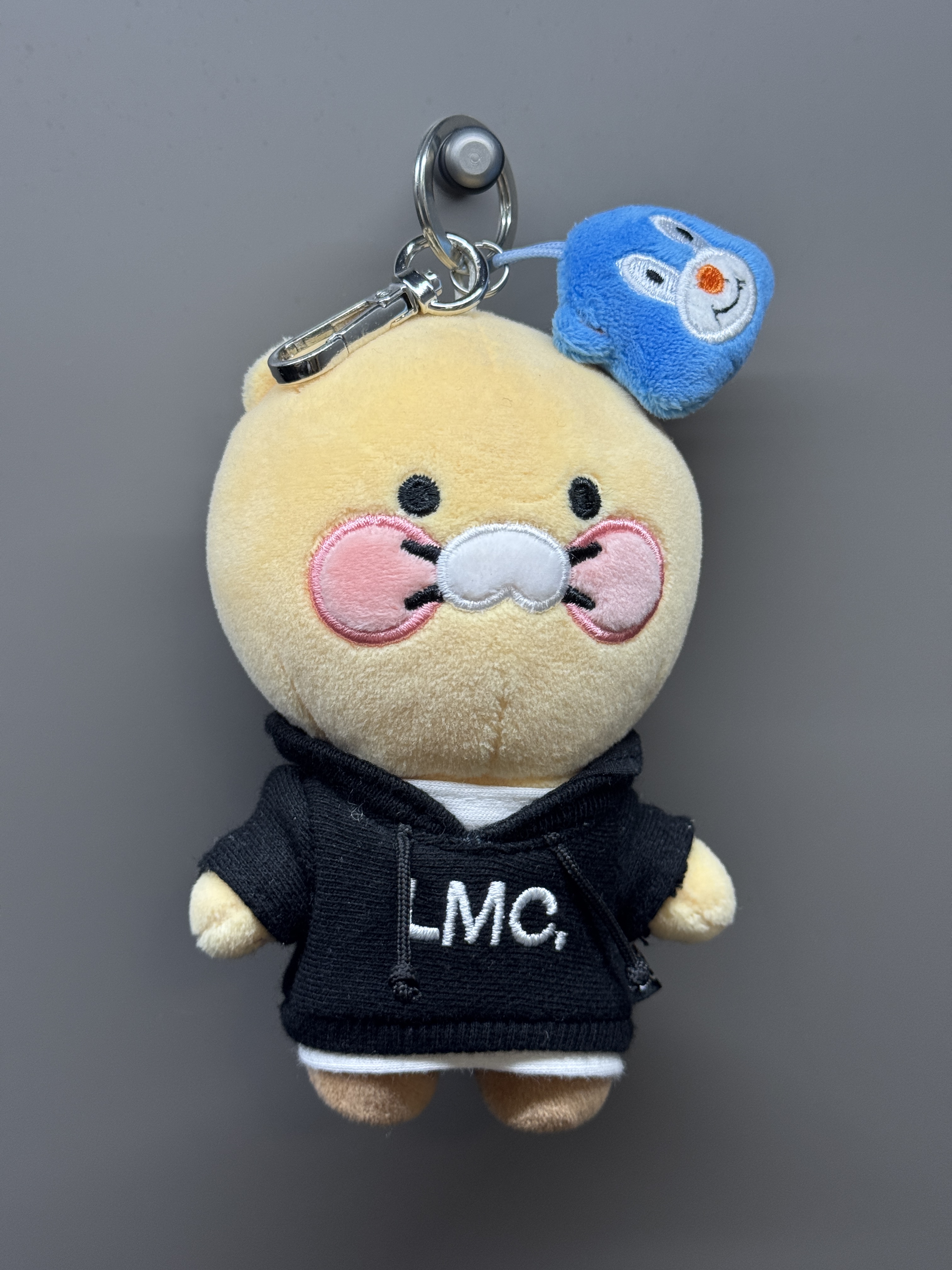 Kakao x LMC Choonsik Keyring Black 착용 스타일