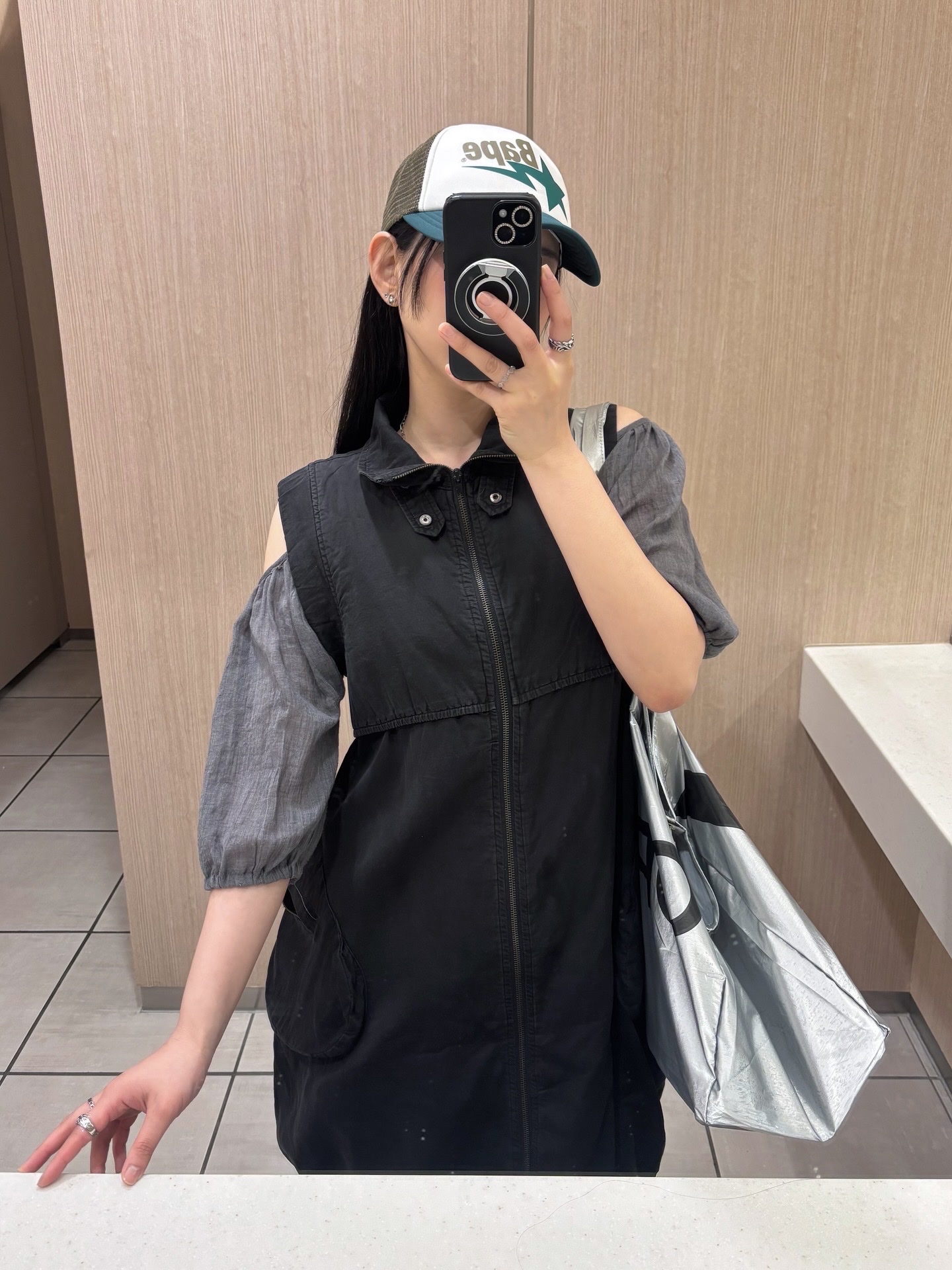 BAPE Sta Mesh Cap Green, Open Yy x Hello Kitty Shopper Tote Bag Silver 착용 스타일 - 1