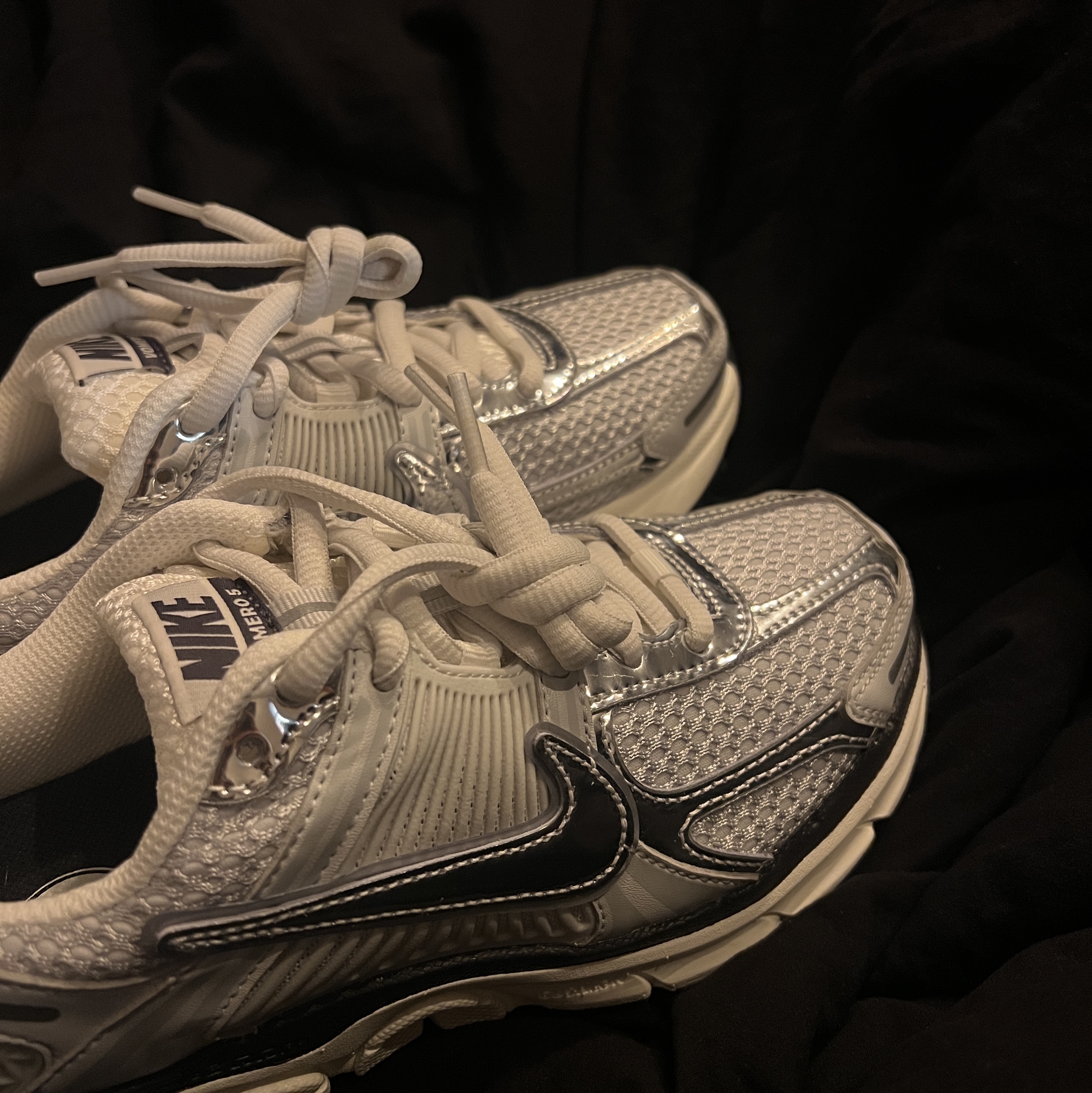 (W) Nike Zoom Vomero 5 Photon Dust and Metallic Silver 착용 스타일 - 2