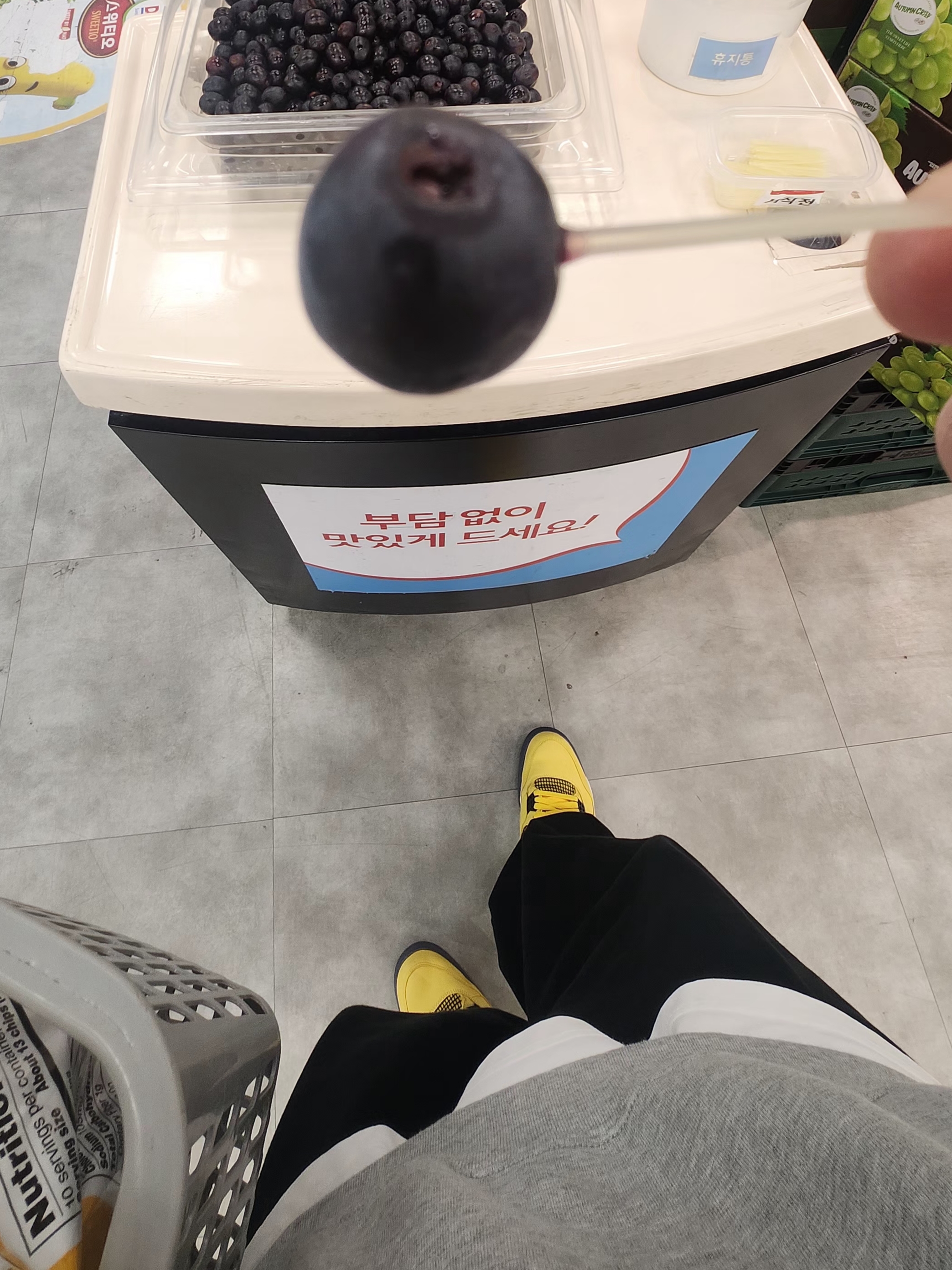 Uniqlo UT x Kaws x Warhol Sweatshirt Heather Gray, Suade Two Tuck Long Pants Black 착용 스타일 - 3