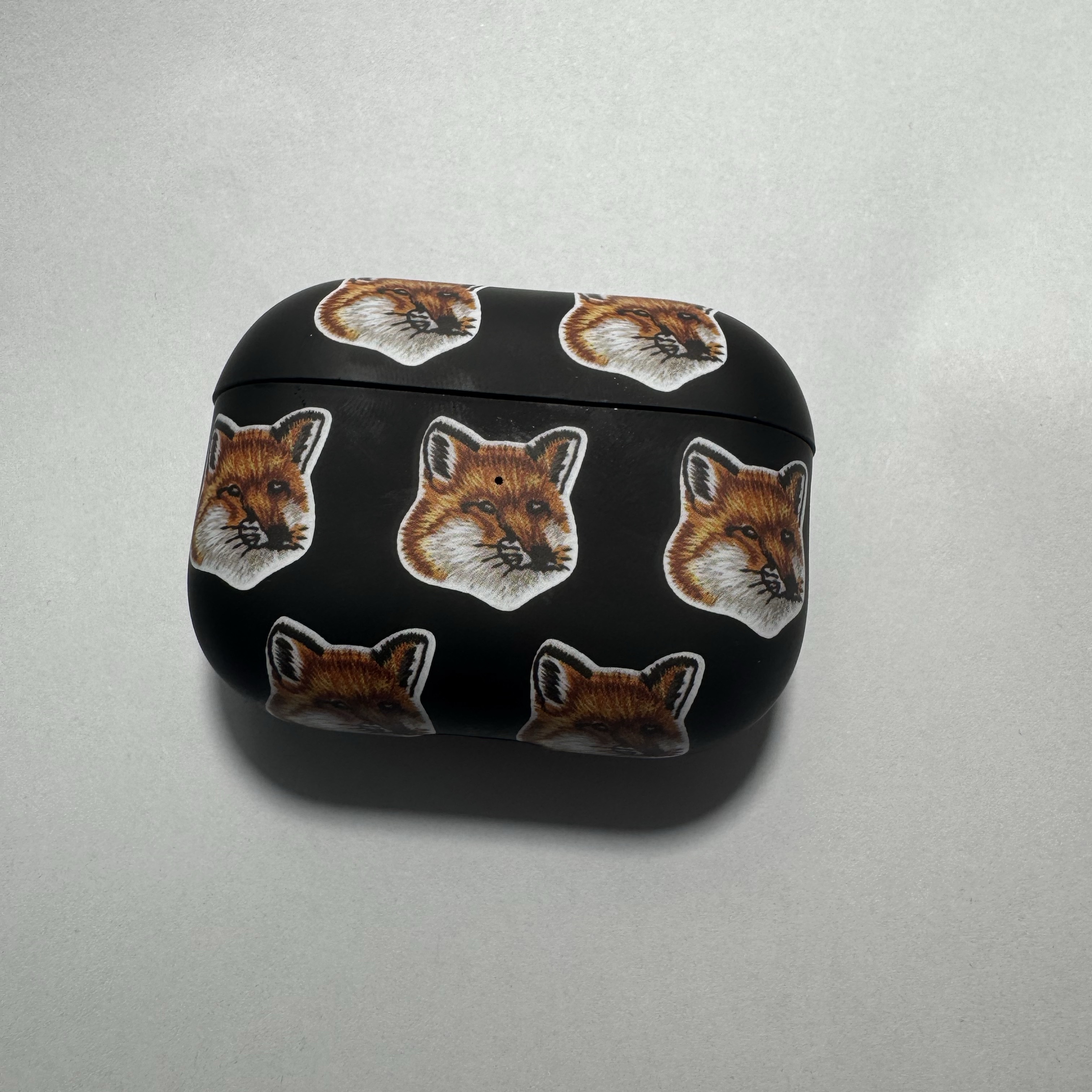 Maison Kitsune x Native Union All Over Fox Head Airpods Pro 2 Case Black 착용 스타일 - 1