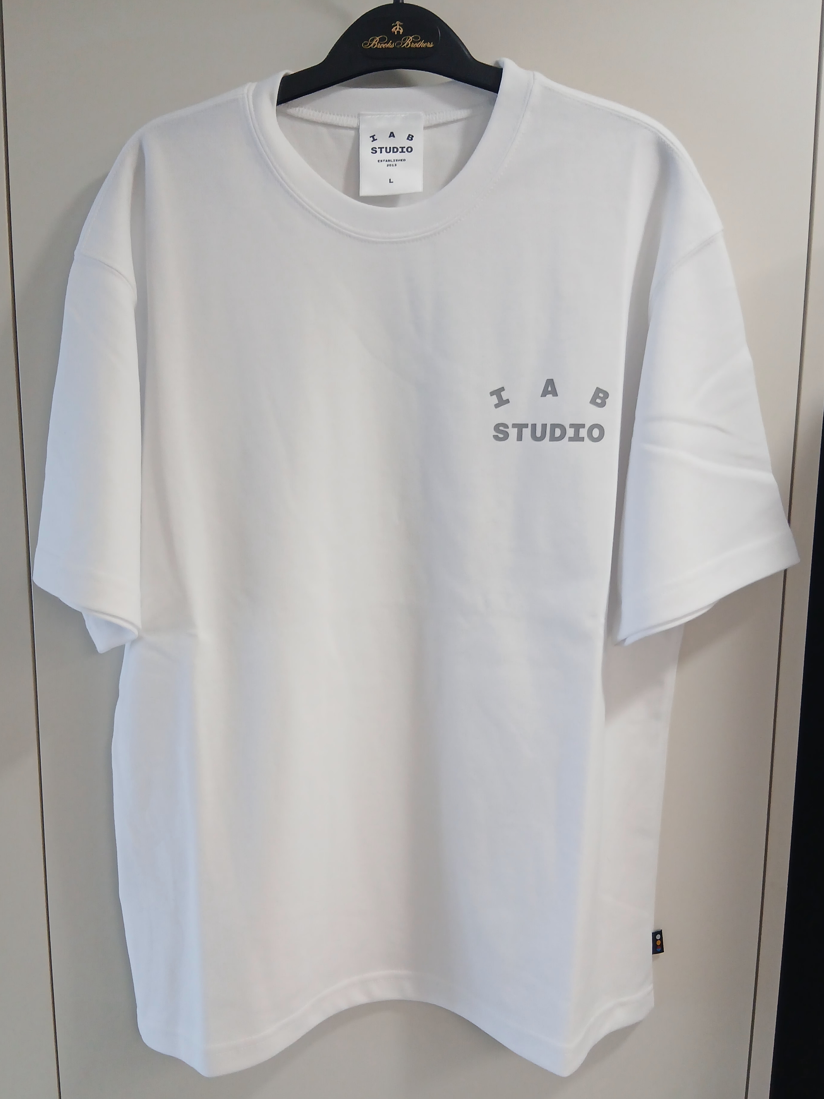 IAB Studio T-Shirt White Gray 착용 스타일 - 2