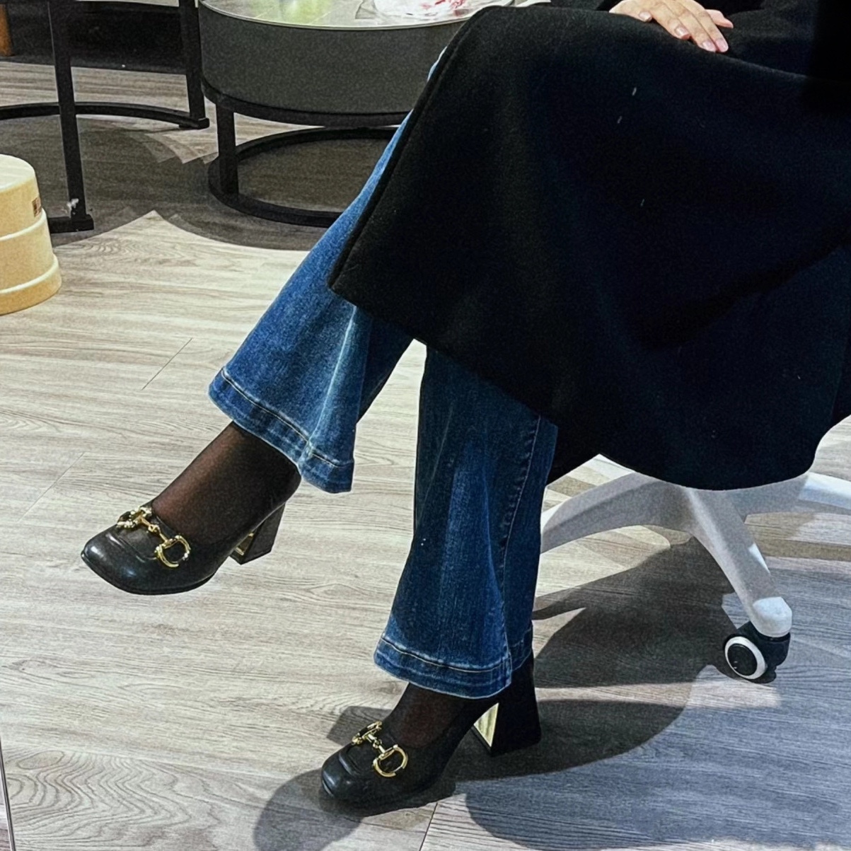 (W) Gucci Mid-Heel Pumps with Horsebit Black 착용 스타일