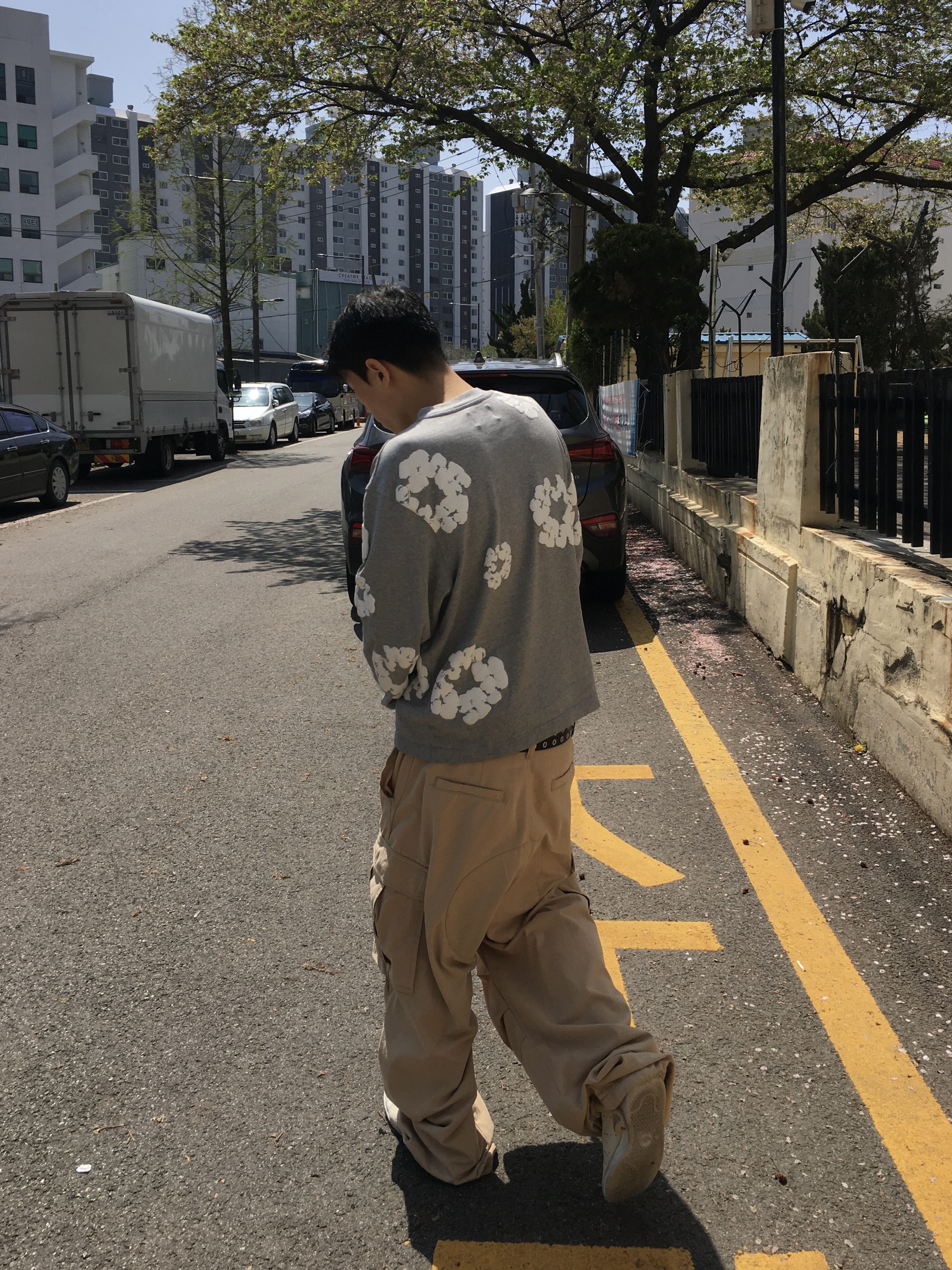 Denim Tears Long Sleeve Cotton Wreath T-Shirt Grey, NOD Stone Washed Cargo Pants Beige 착용 스타일