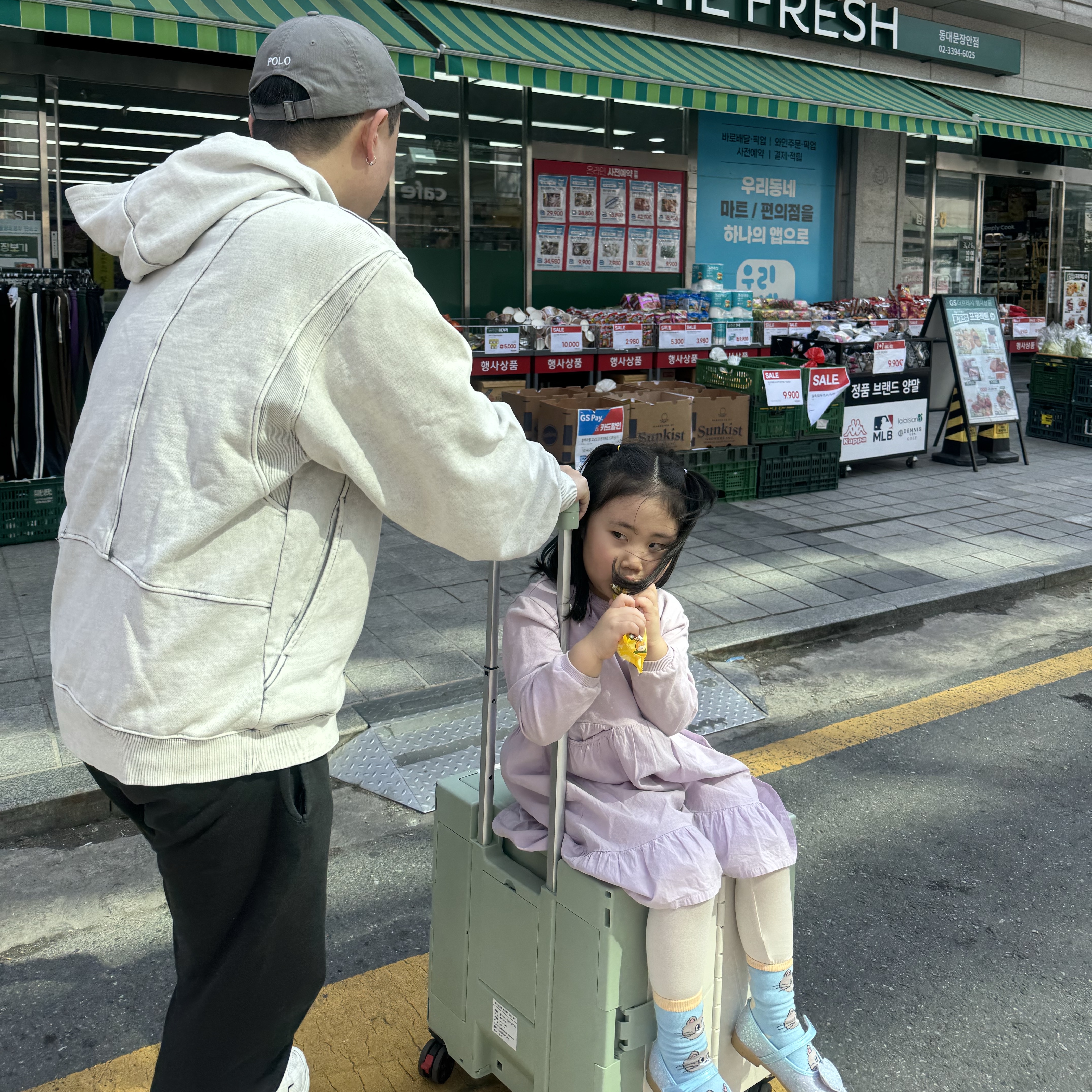 (W) Mischief Bleached Pullover Hoodie Bleached Khaki, Givenchy TK-MX Runner Sneakers in Mesh Ivory 착용 스타일