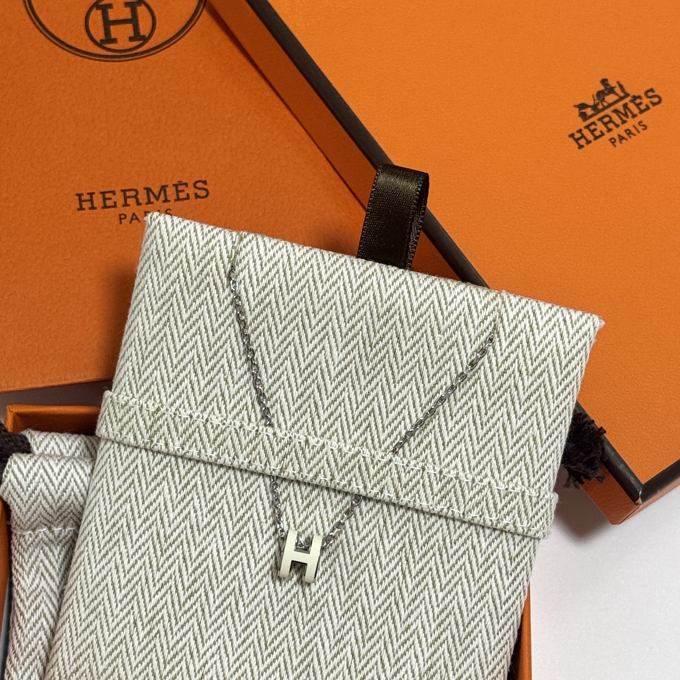 (W) Hermes Mini Pop H Pendant Palladium & Blanc 착용 스타일