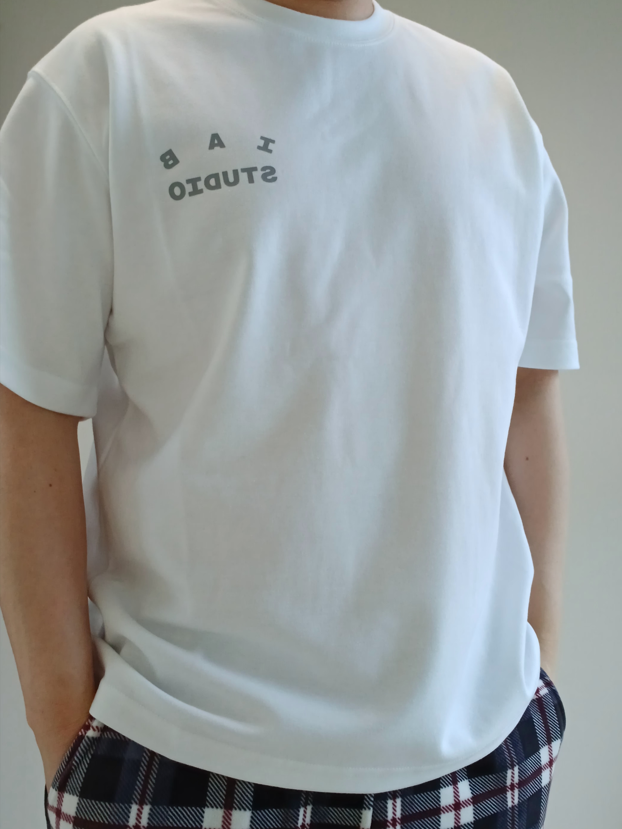 IAB Studio T-Shirt White Gray 착용 스타일 - 1