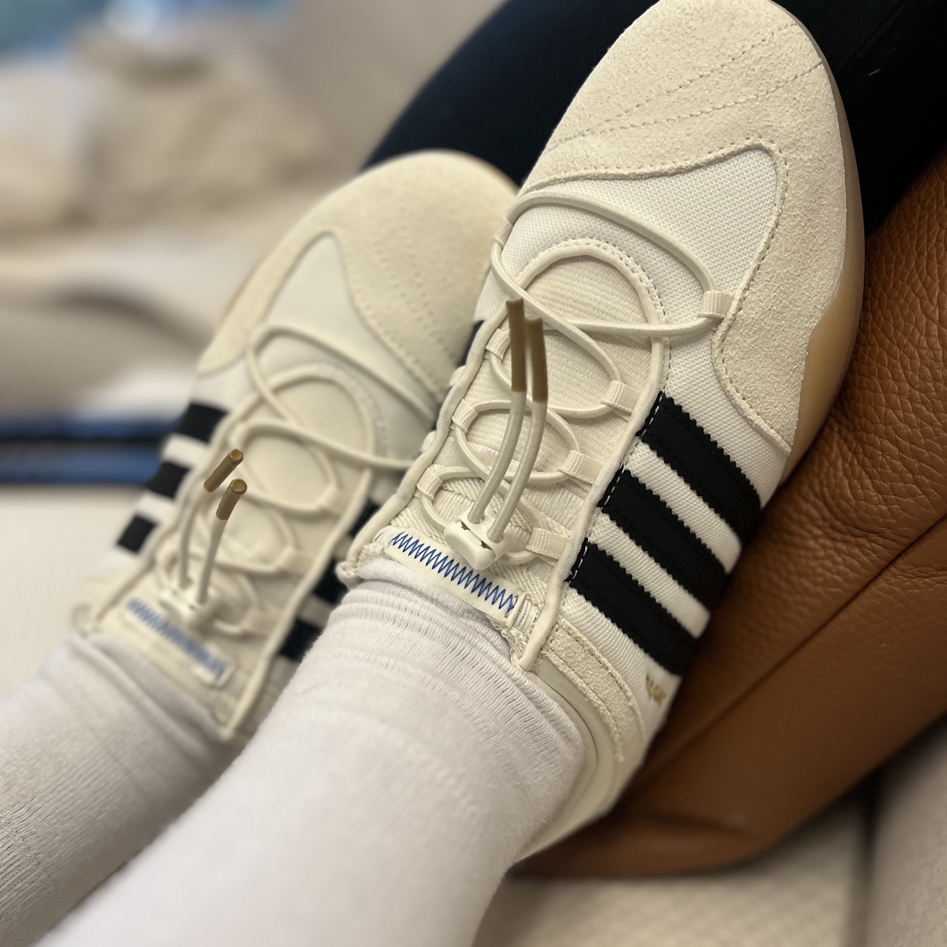 Adidas x Bad Bunny Ballerina Off White Core Black 착용 스타일 - 2