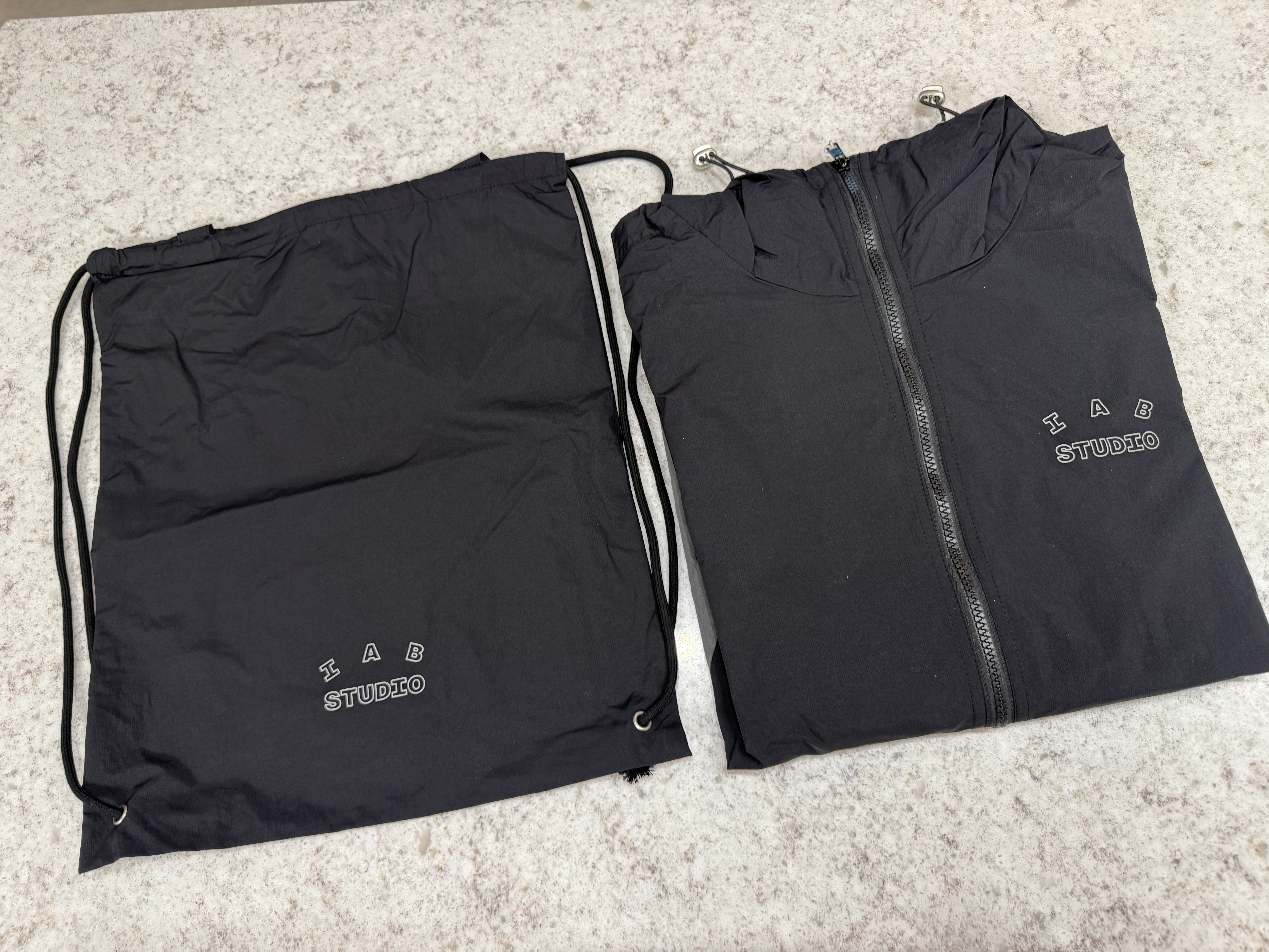 IAB Studio Wind Jacket Pack Black Silver 착용 스타일 - 4