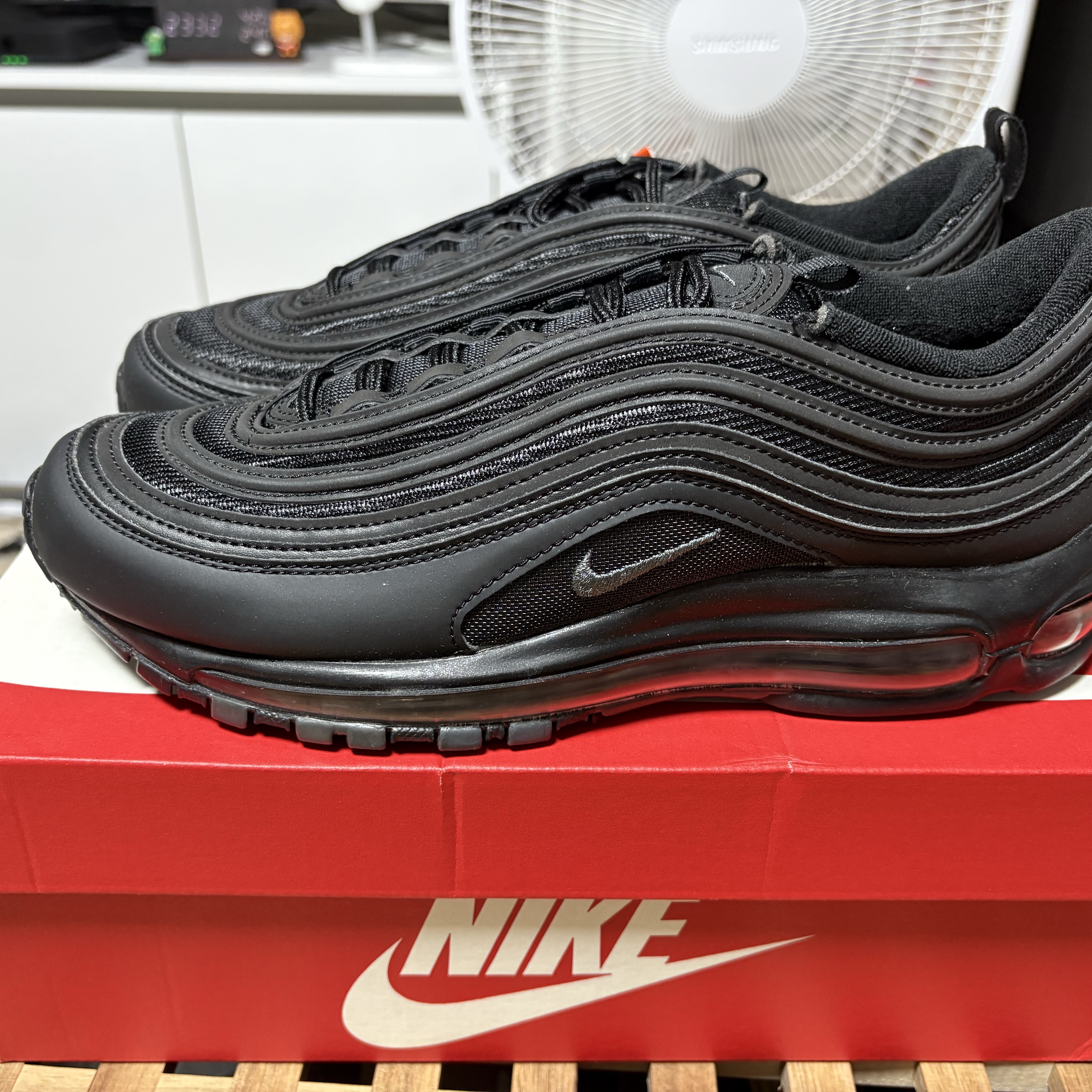 (W) Nike Air Max 97 Black Dark Grey 착용 스타일 - 1