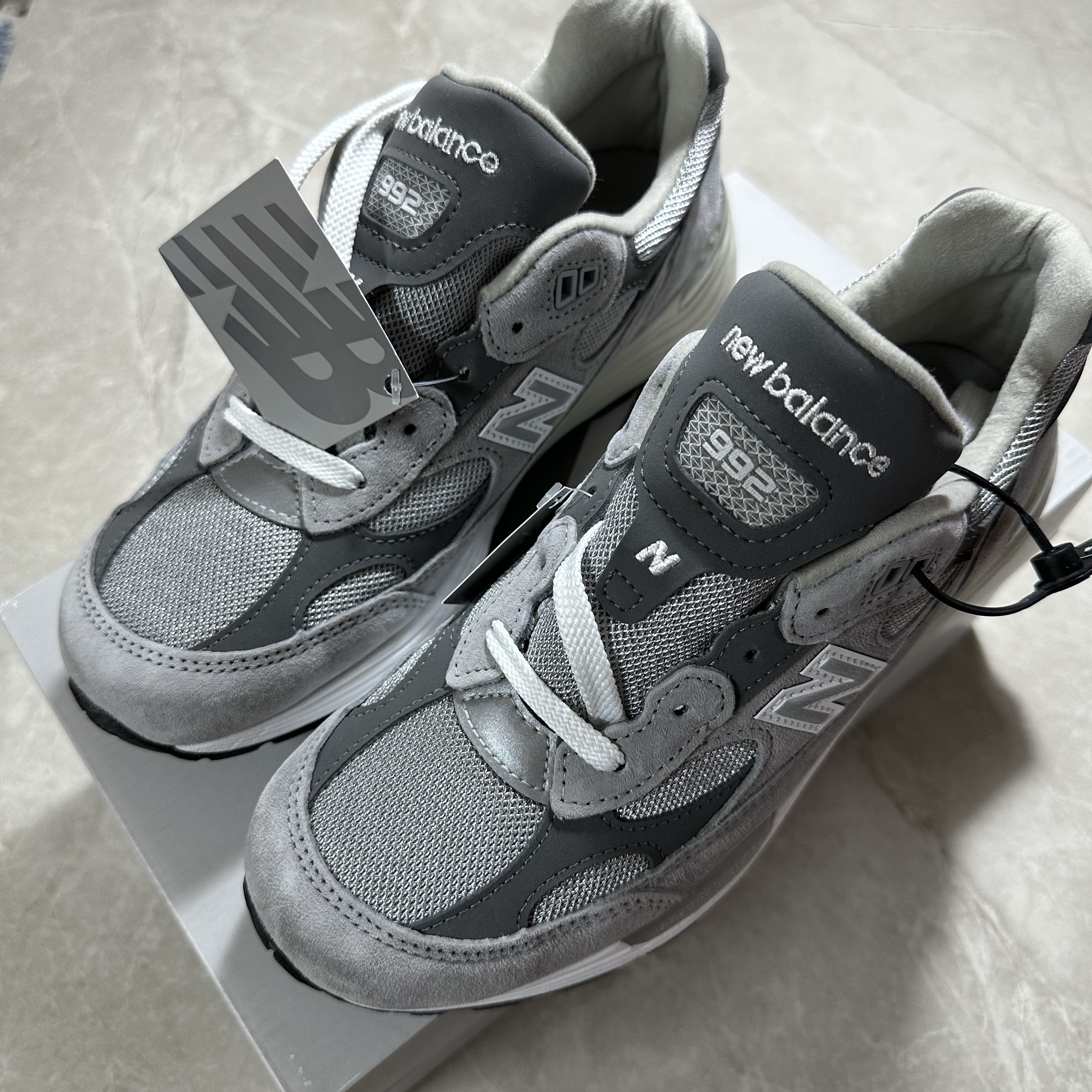 New Balance 992 Made in USA Core Grey Silver Metallic 착용 스타일