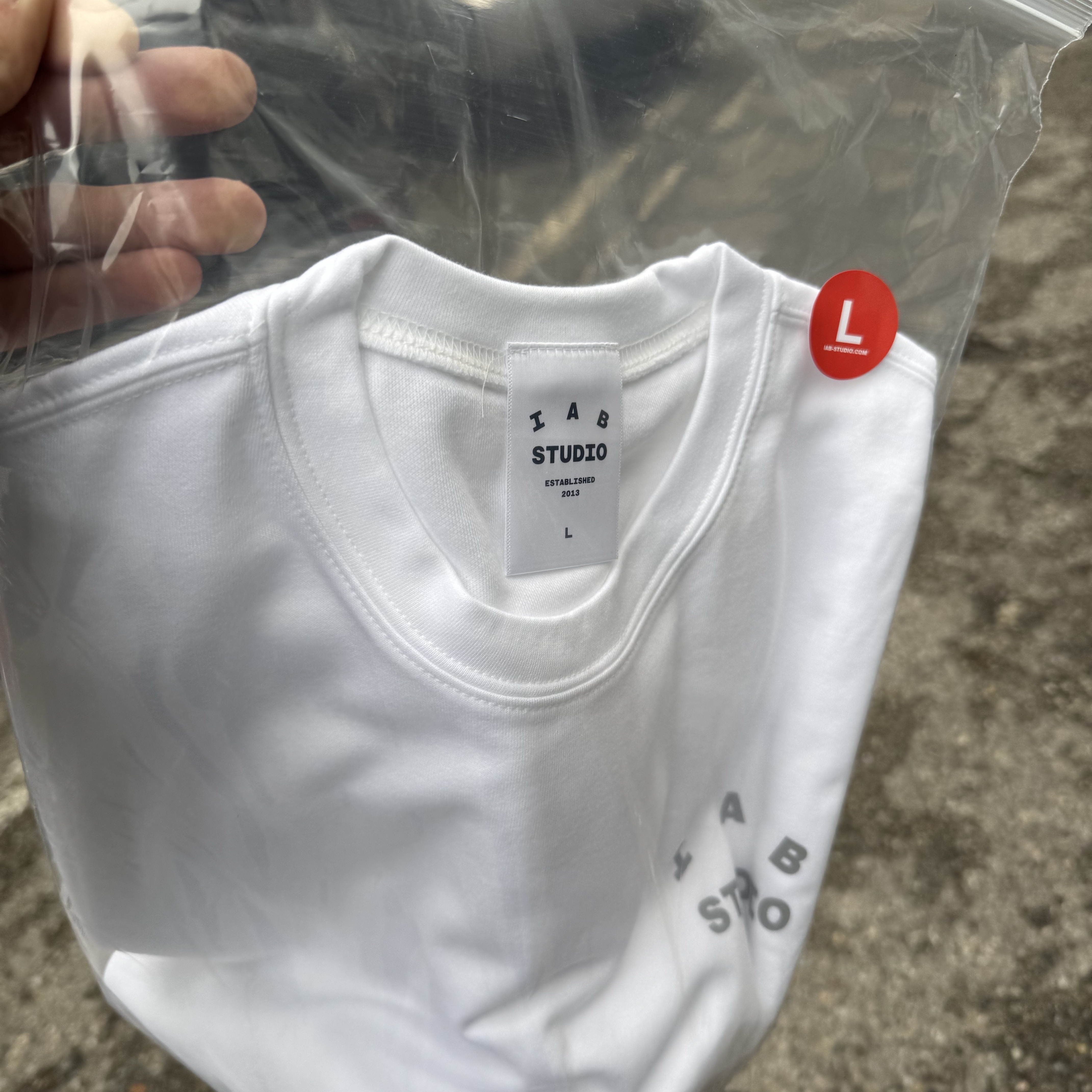 IAB Studio T-Shirt White Gray 착용 스타일 - 1