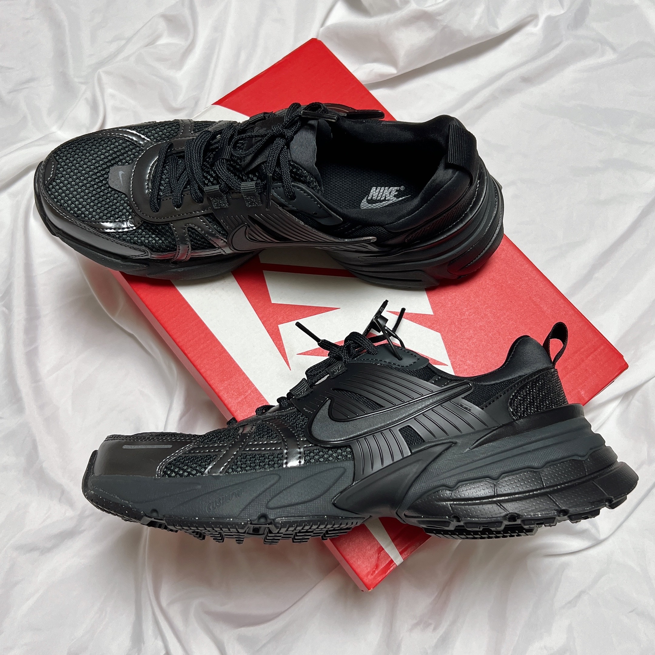 Nike V2K Run Black Anthracite 착용 스타일 - 2
