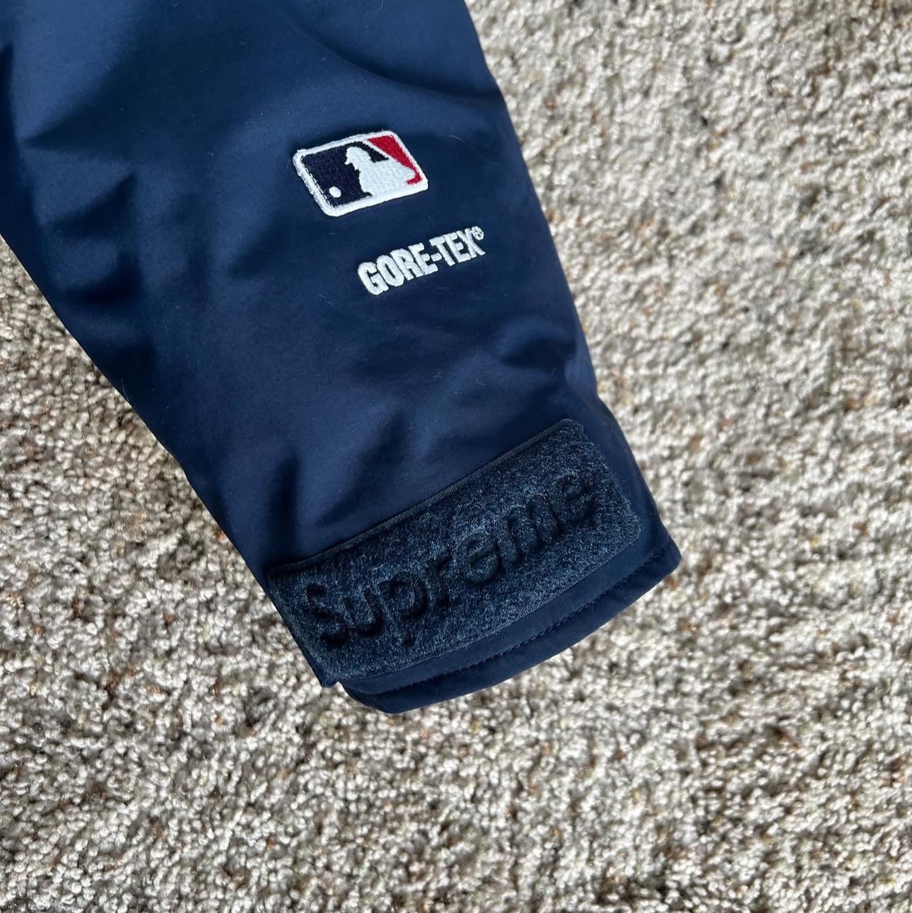 Supreme x New York Yankees Gore-Tex 700-Fill Down Jacket Navy - 21FW 착용 스타일 - 3