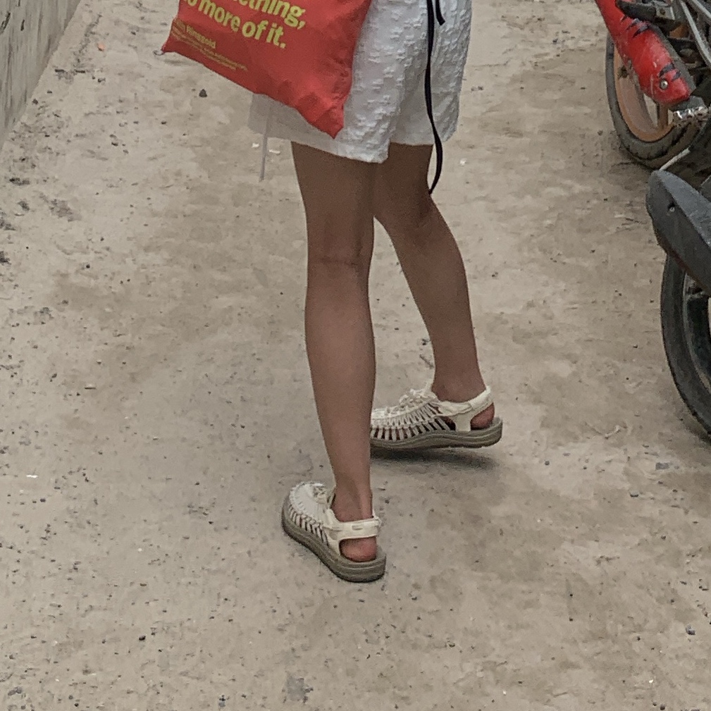 (W) Keen Uneek Sandals White Cap Cornstalk 착용 스타일 - 1