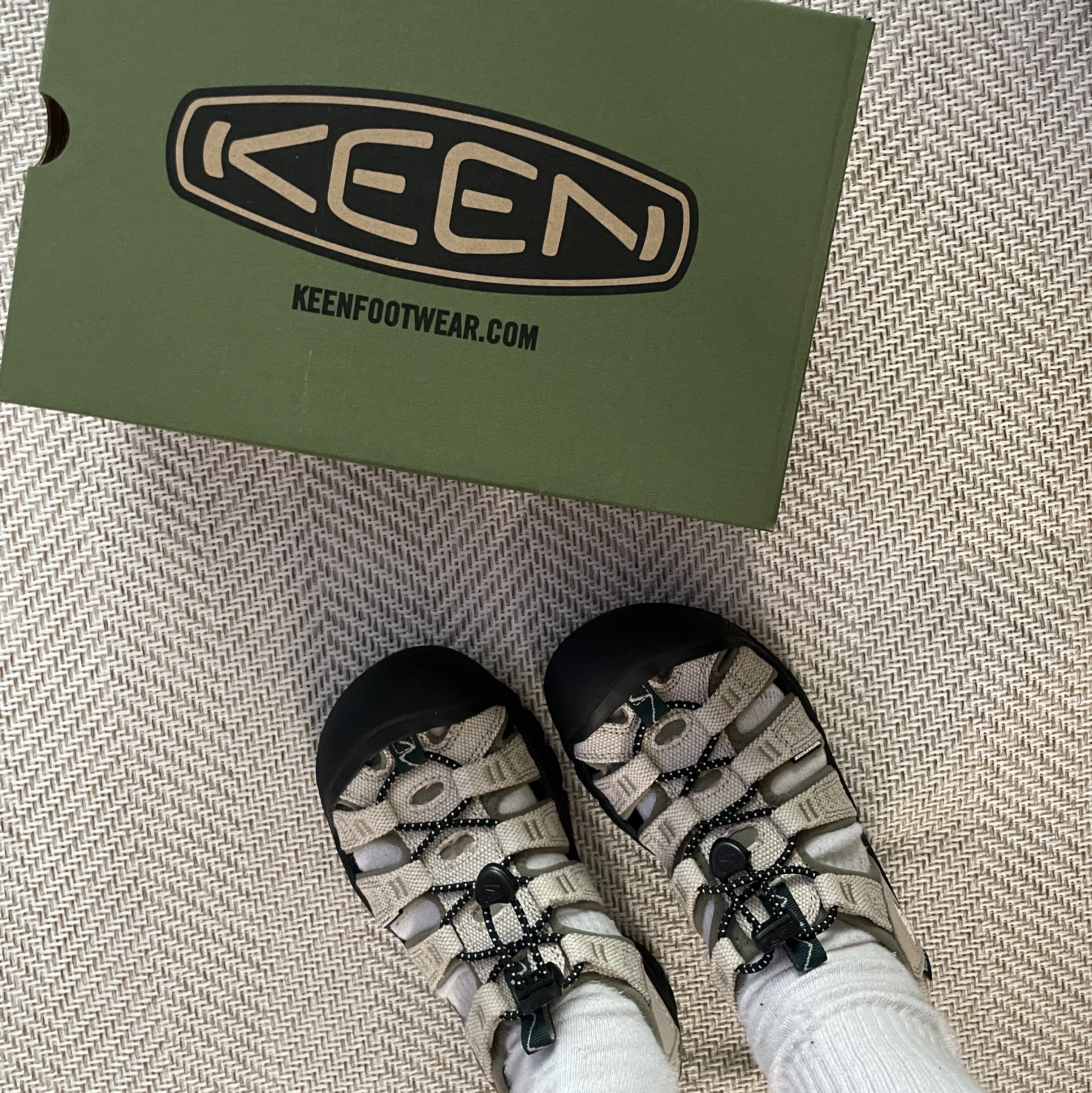 (W) Keen x Gramicci Newport Retro Natural Ponderosa Pine 착용 스타일 - 2