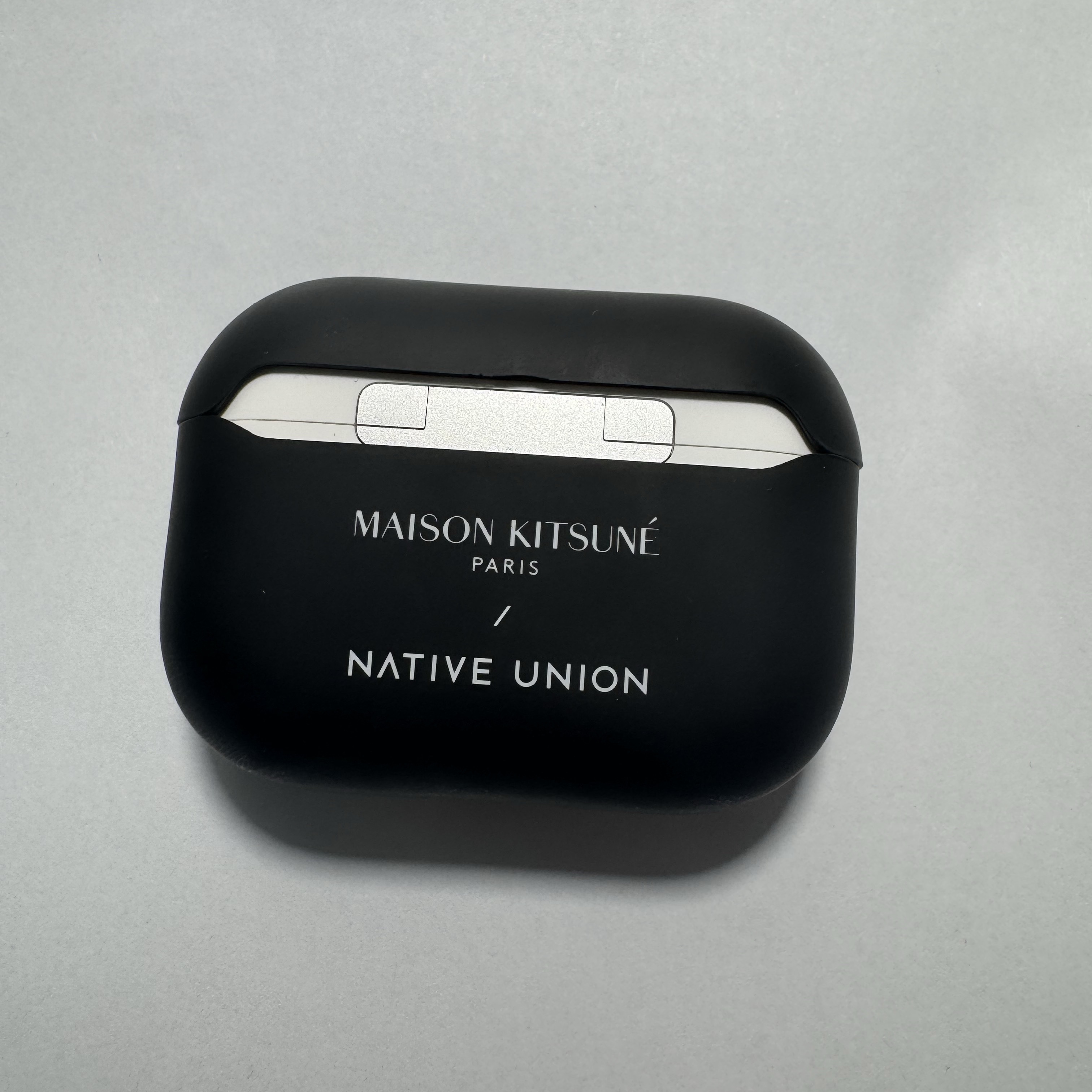Maison Kitsune x Native Union All Over Fox Head Airpods Pro 2 Case Black 착용 스타일 - 2