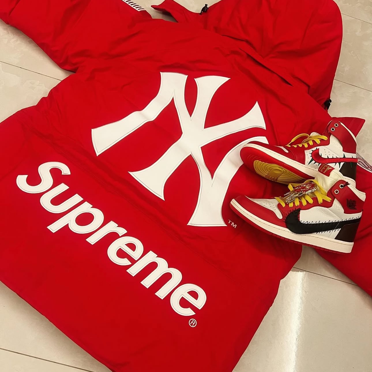 Supreme x New York Yankees Gore-Tex 700-Fill Down Jacket Navy - 21FW 착용 스타일 - 6