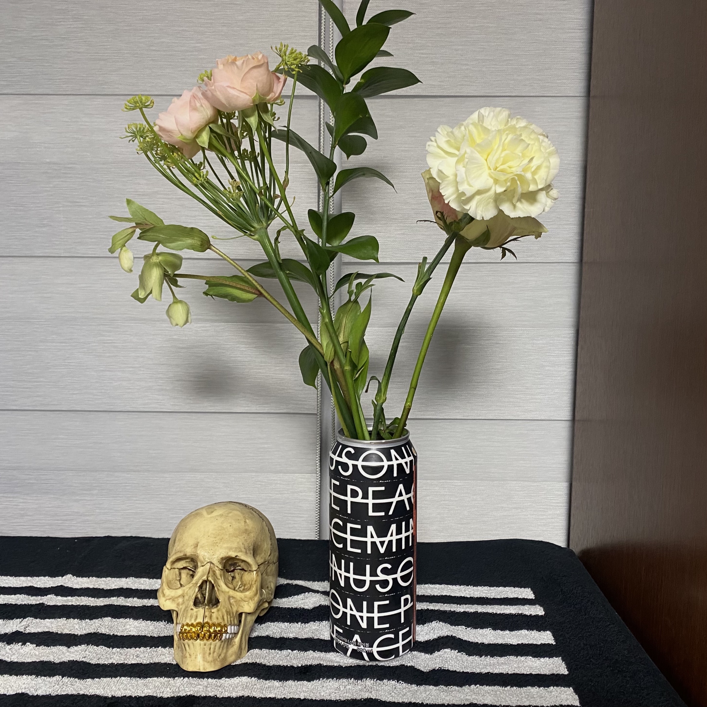 Supreme 4D Model Human Skull Natural - 23FW 착용 스타일