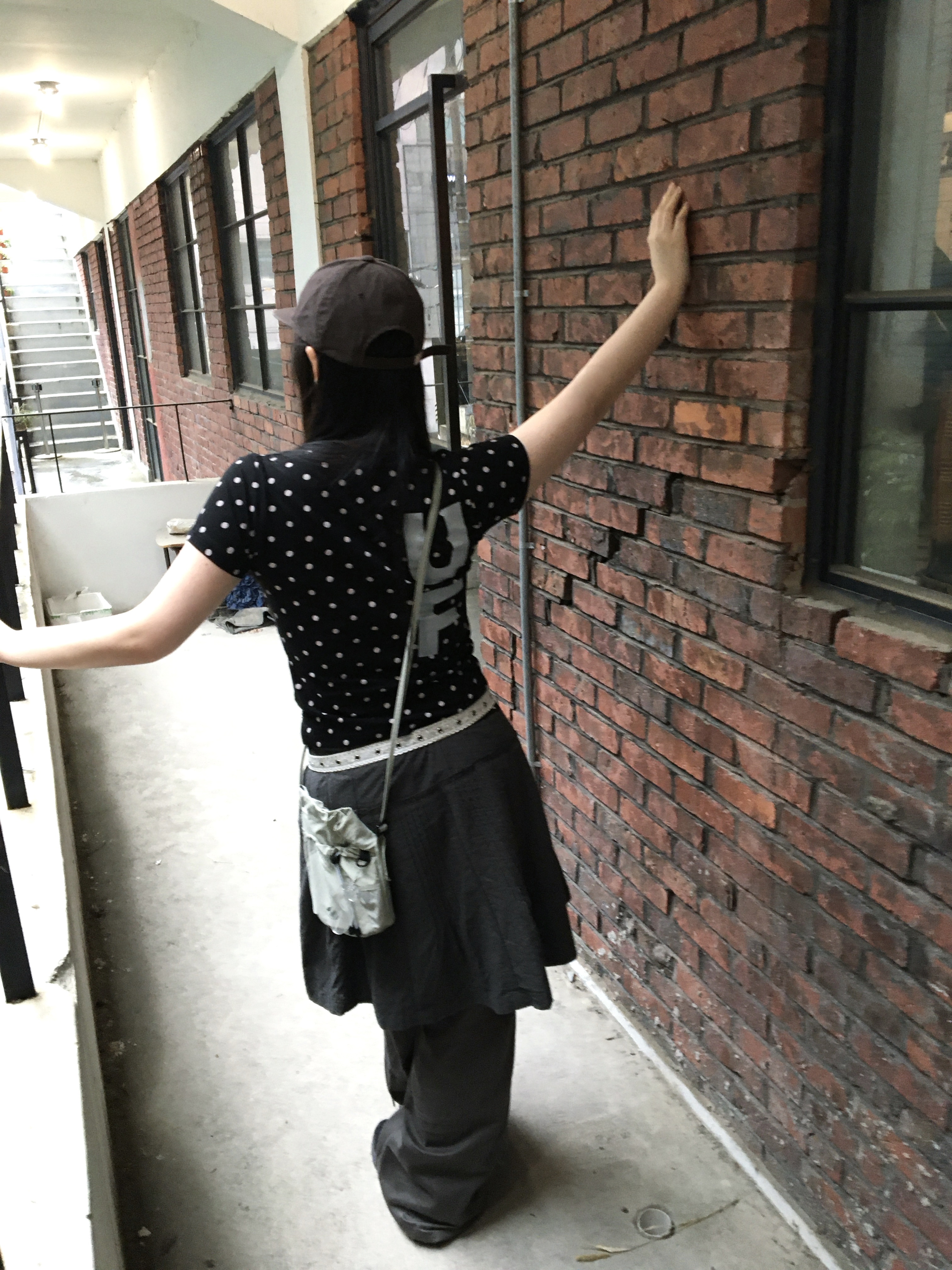 Sansan Gear Cross Bag Warm Grey - 24SS, COYSEIO Flower Pintuck Skirt Charcoal 착용 스타일 - 1