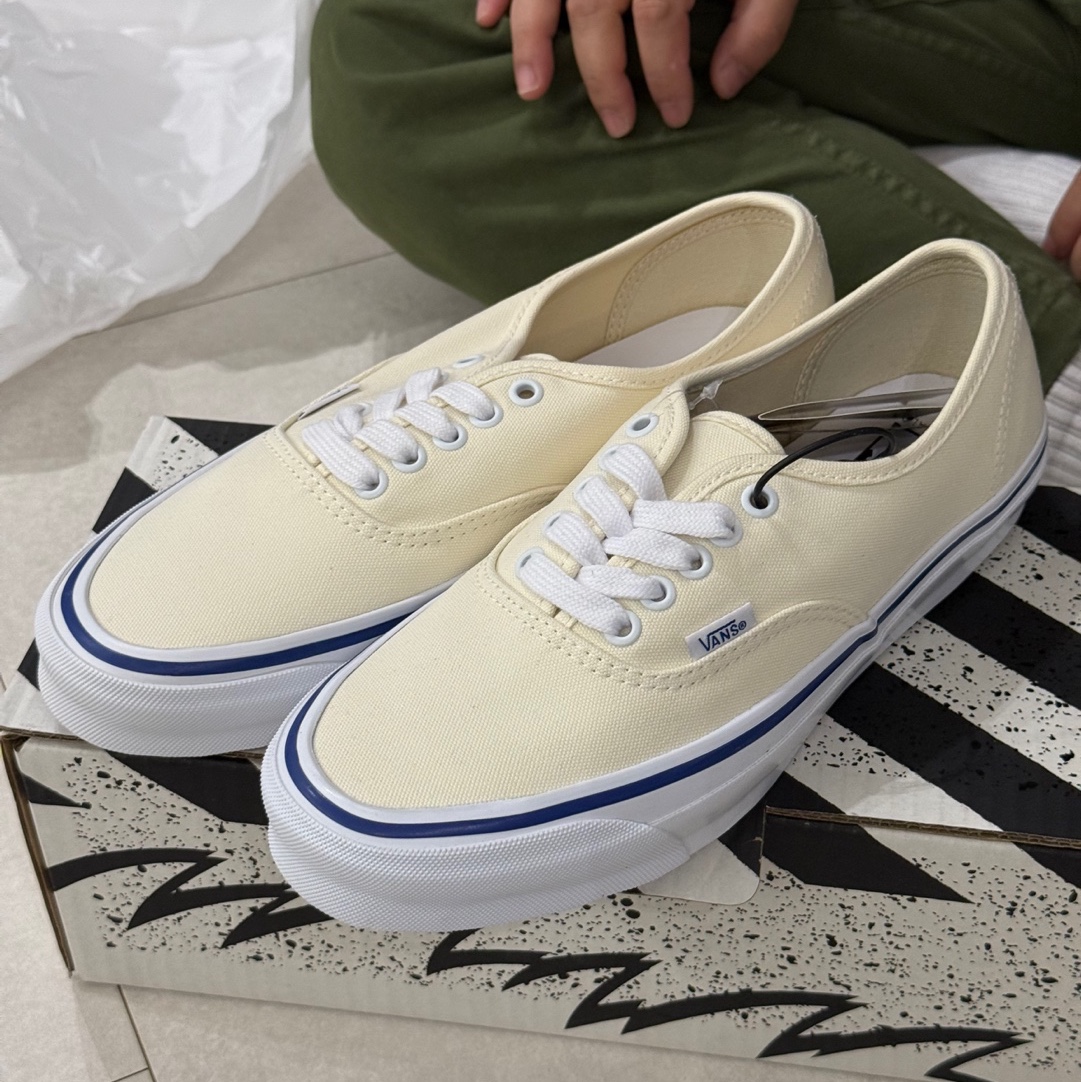 Vans Vault OG Authentic LX Classic White 착용 스타일 - 1