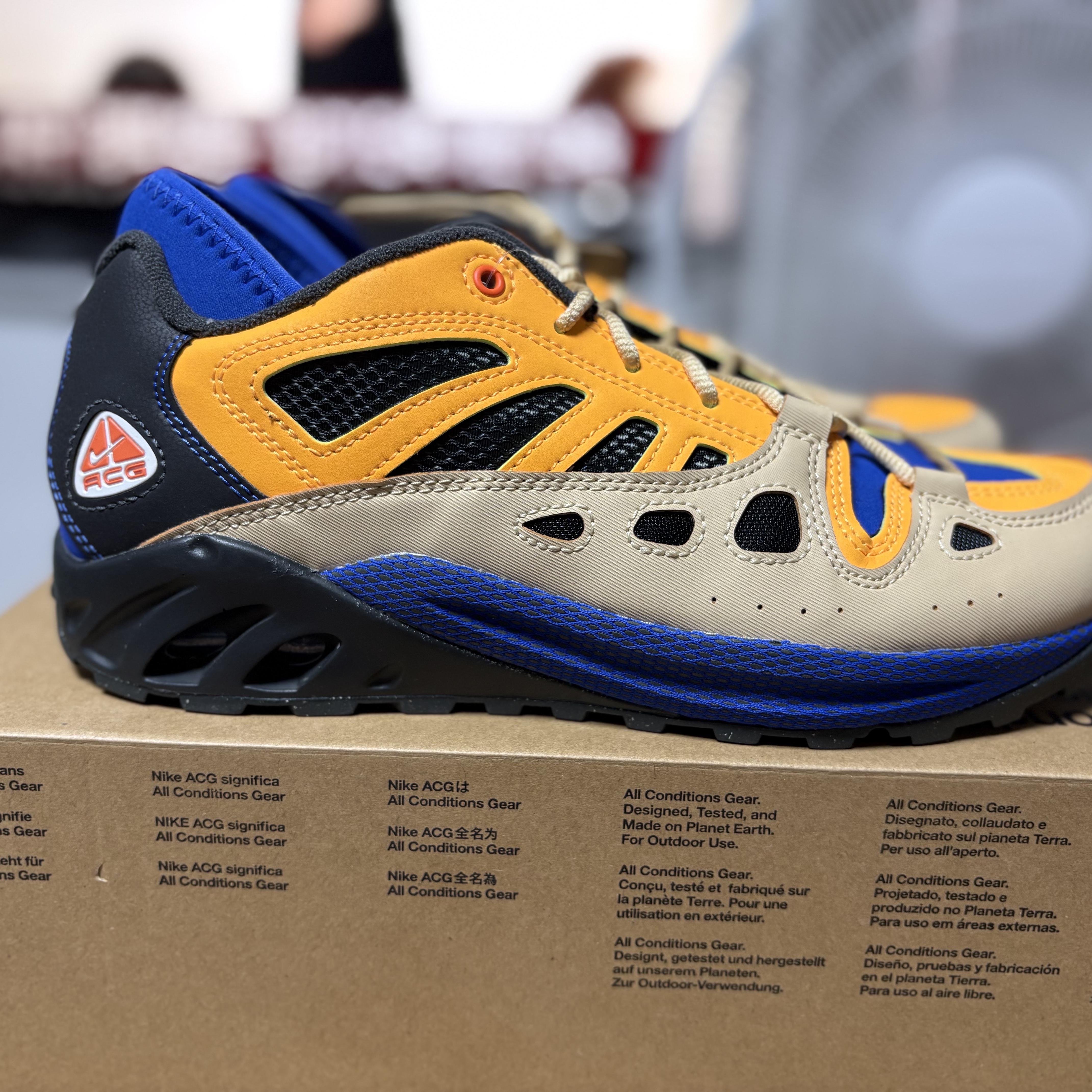 Nike ACG Air Exploraid Sesame and Laser Orange 착용 스타일 - 3